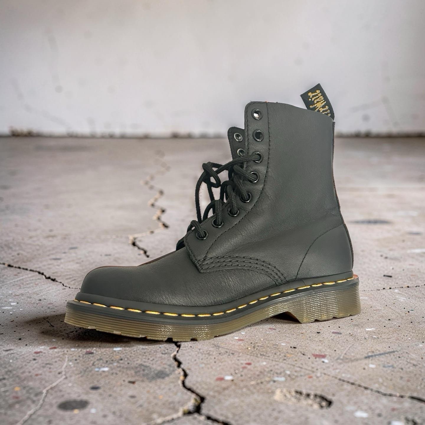 Dr. Martens Pascal 1460 Virginia Leather Boots for Women, Size US 6L- Black