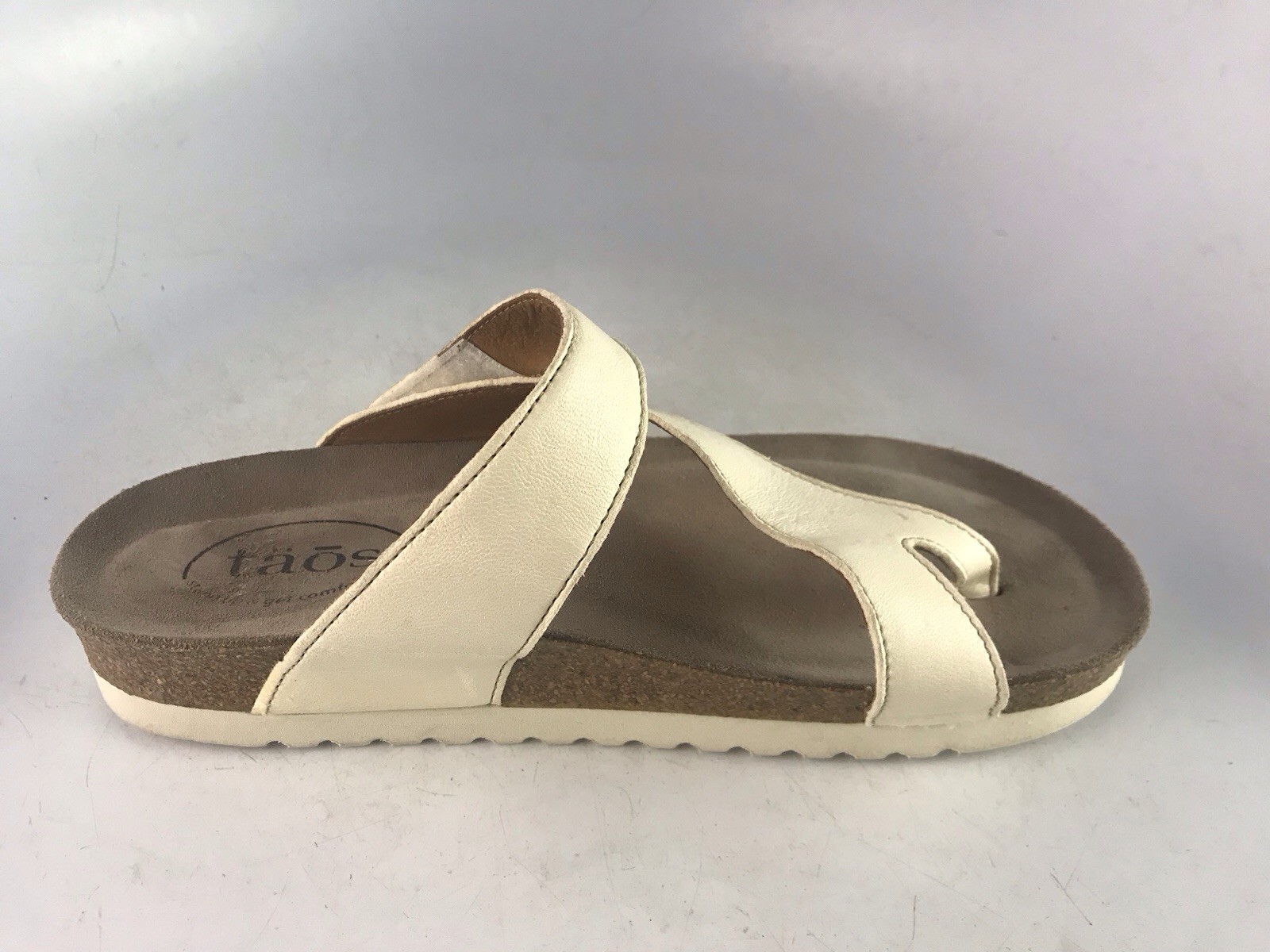 Taos Women’s Lola Thong Sandal Off White Leather Cork LATEX Footbed Sz 7-7.5 Us