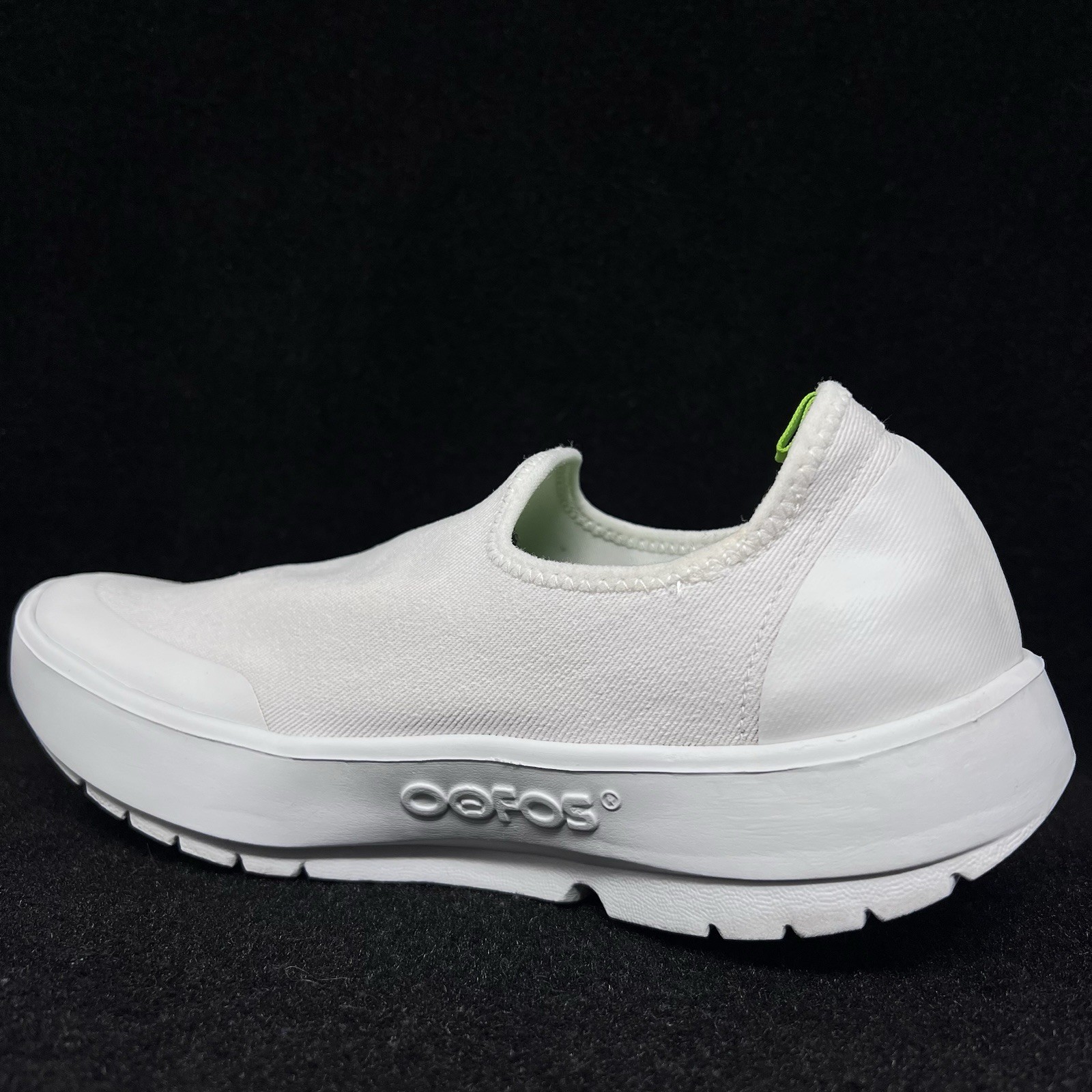 OOFOS OOmg eeZee Women’s Size 8.5 All White Casual Recovery Slip Ons.