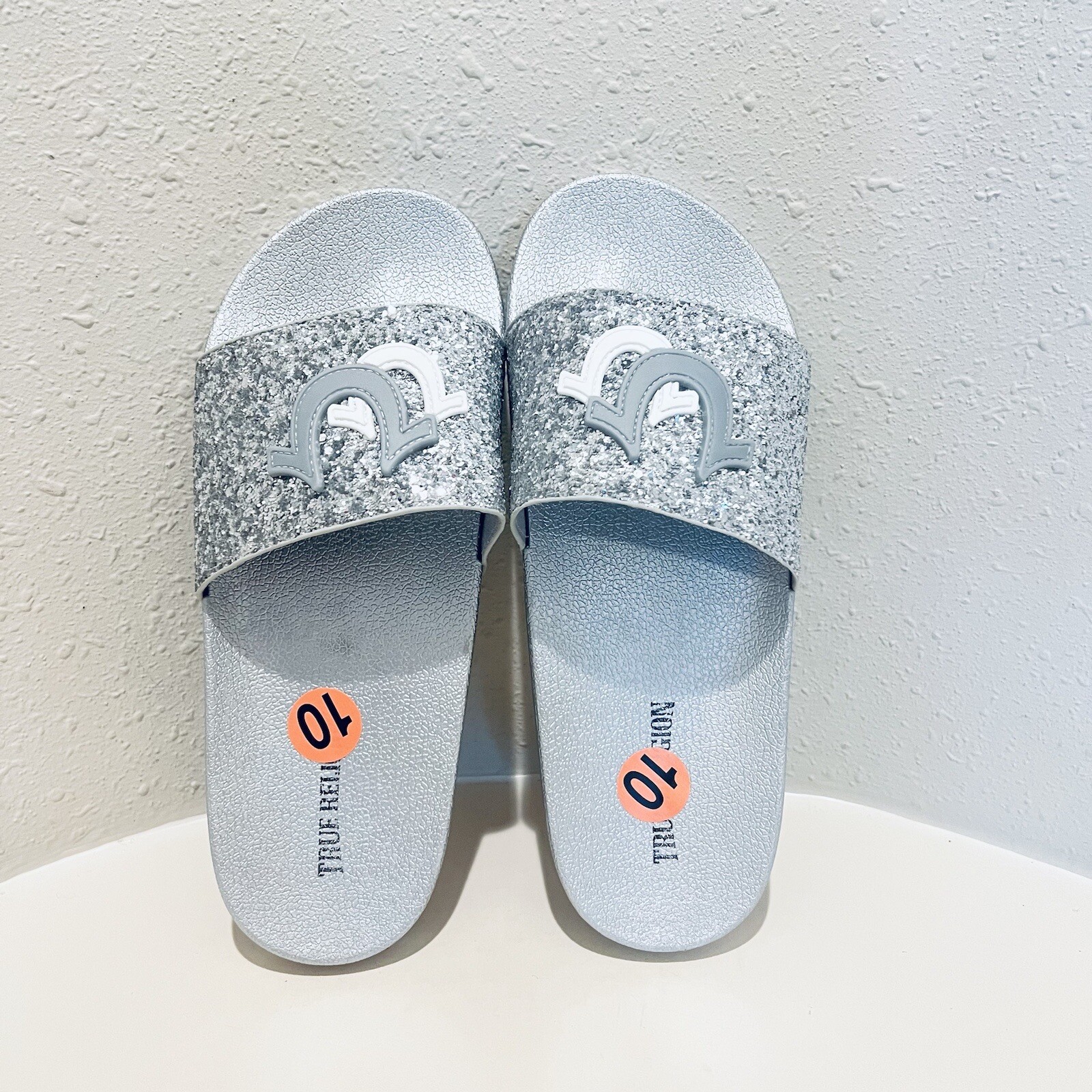 True Religion Women’s Glitter Silver Logo Slides Size US 7 NEW