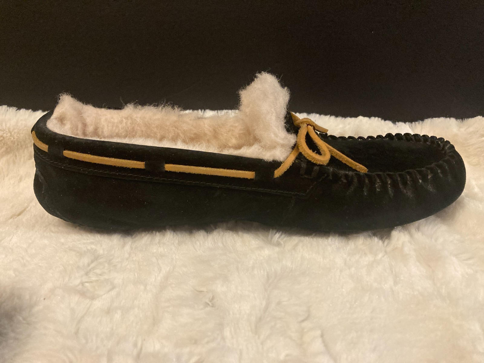 UGG Women’s Dakota Black Suede Moccasin Slippers Shearling Lined Shoes Size 8