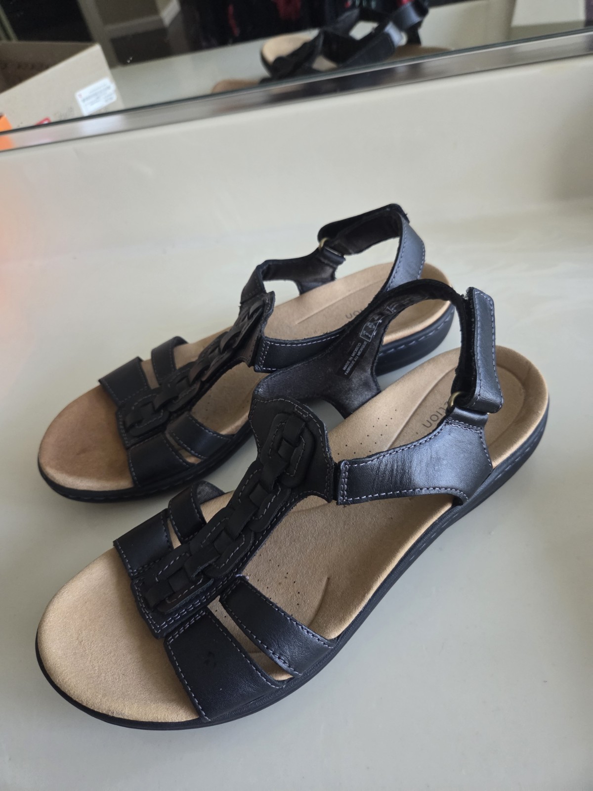 Clarks Women’s Black Leather Strappy Sandals Hook & Loop Ankle Strap 8.5