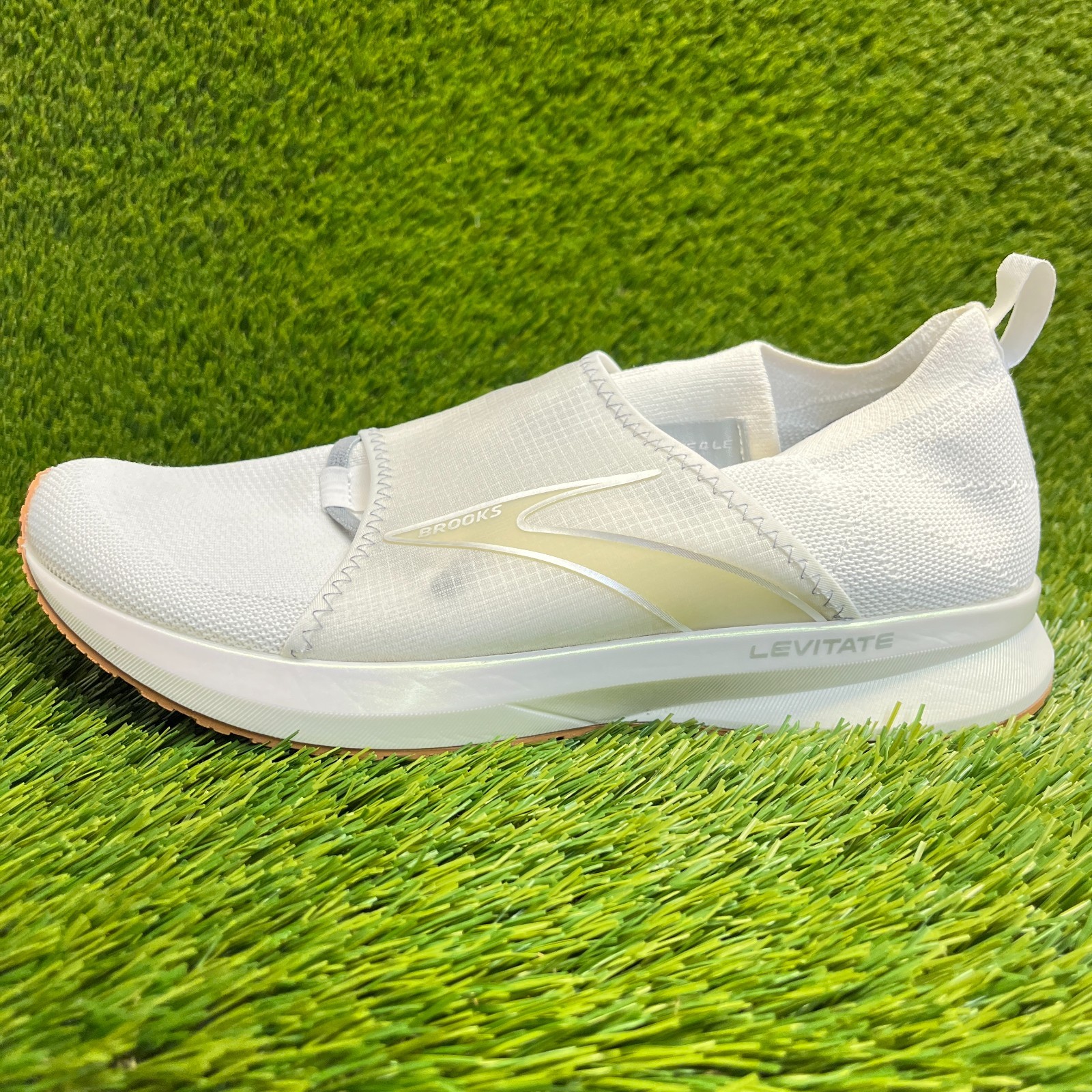 Brooks Levitate 4 LE Womens Size 11 White Silver Athletic Running Shoes Sneakers