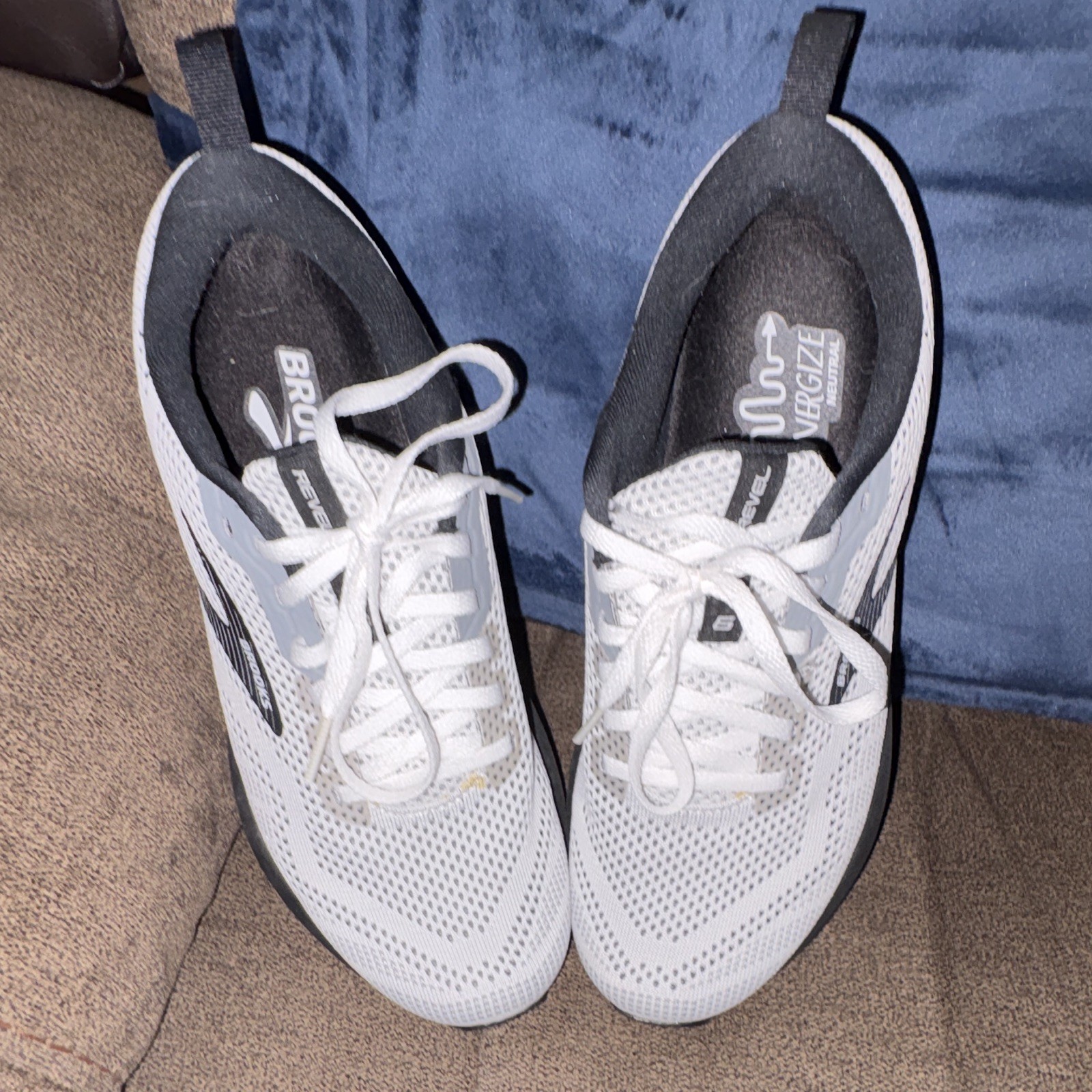Brooks Revel size 9 Low Top Lace-Up Knit Sneakers White/Black womens