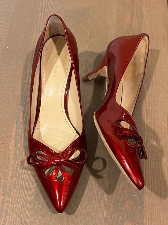 Joan & David Gardner Pumps Size 7 Red Patent Leather Kitten Heel Point Toe Bow