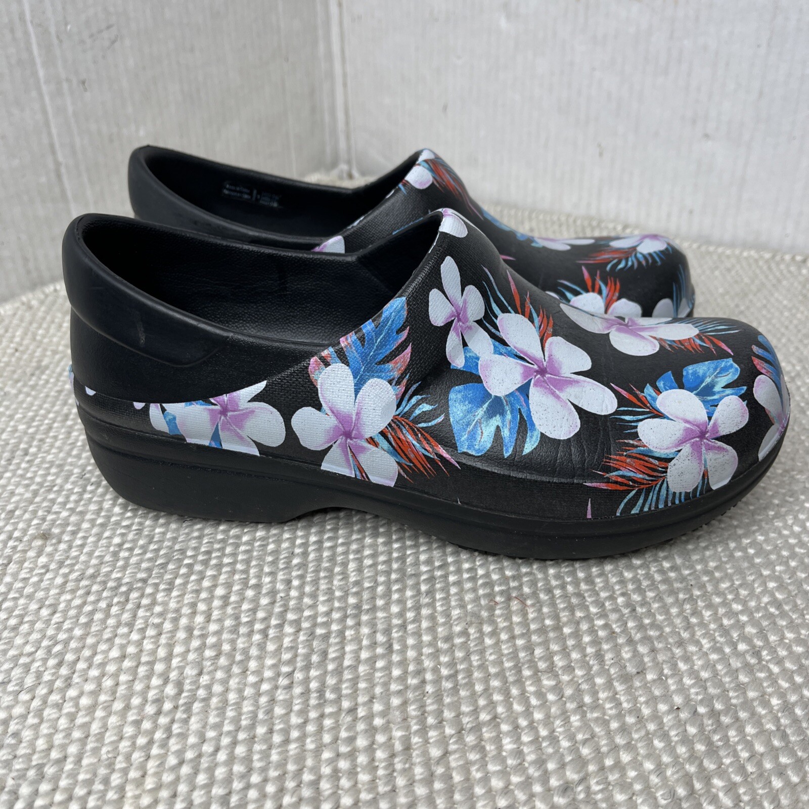 Crocs At Work Neria Pro II Nurses Clog Women’s Size 6 Hibiscus Flower