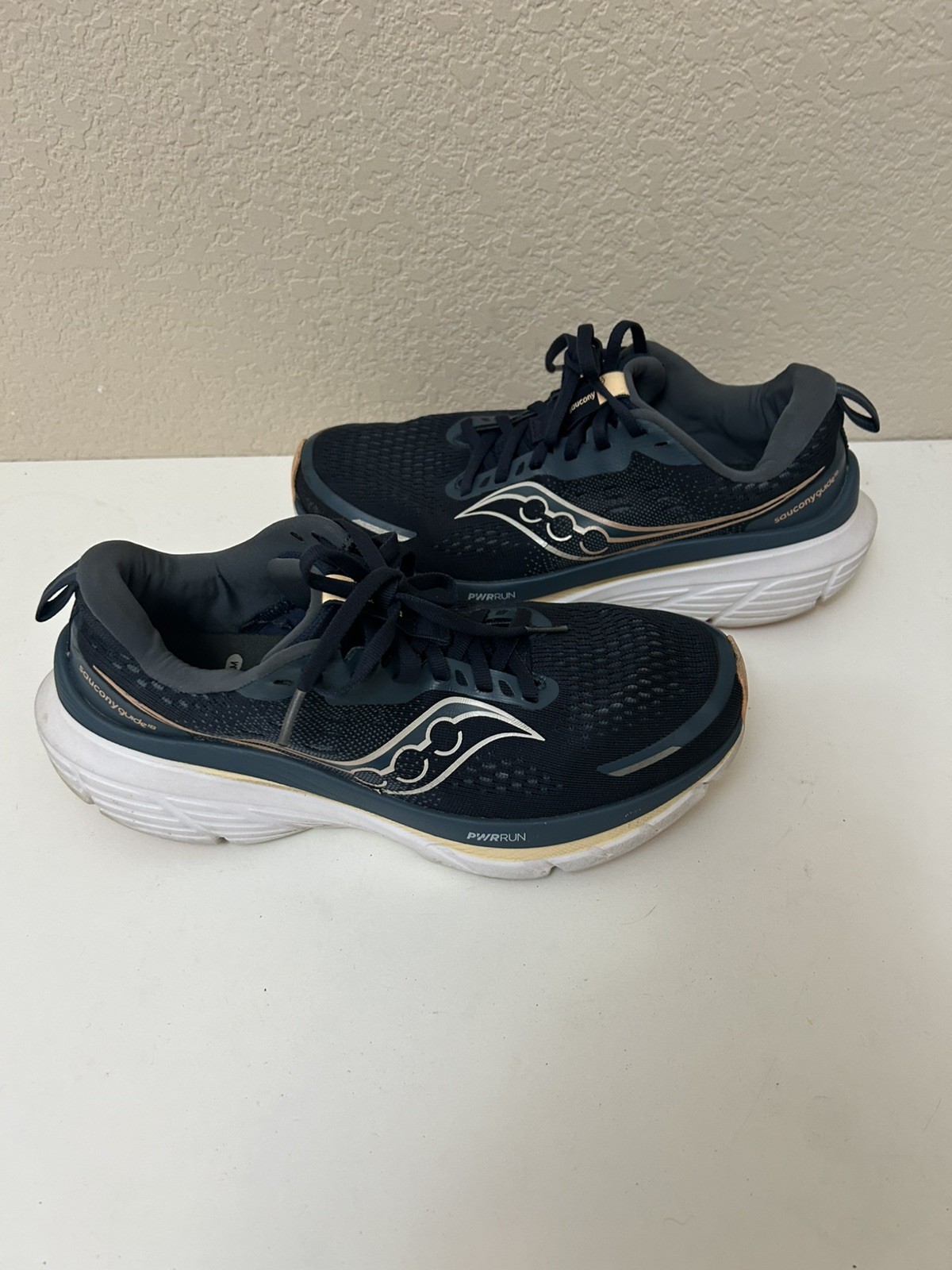 Saucony Guide 18 Women’s size 9.5 Running Shoes S10998-162 ‘navy/apricot’