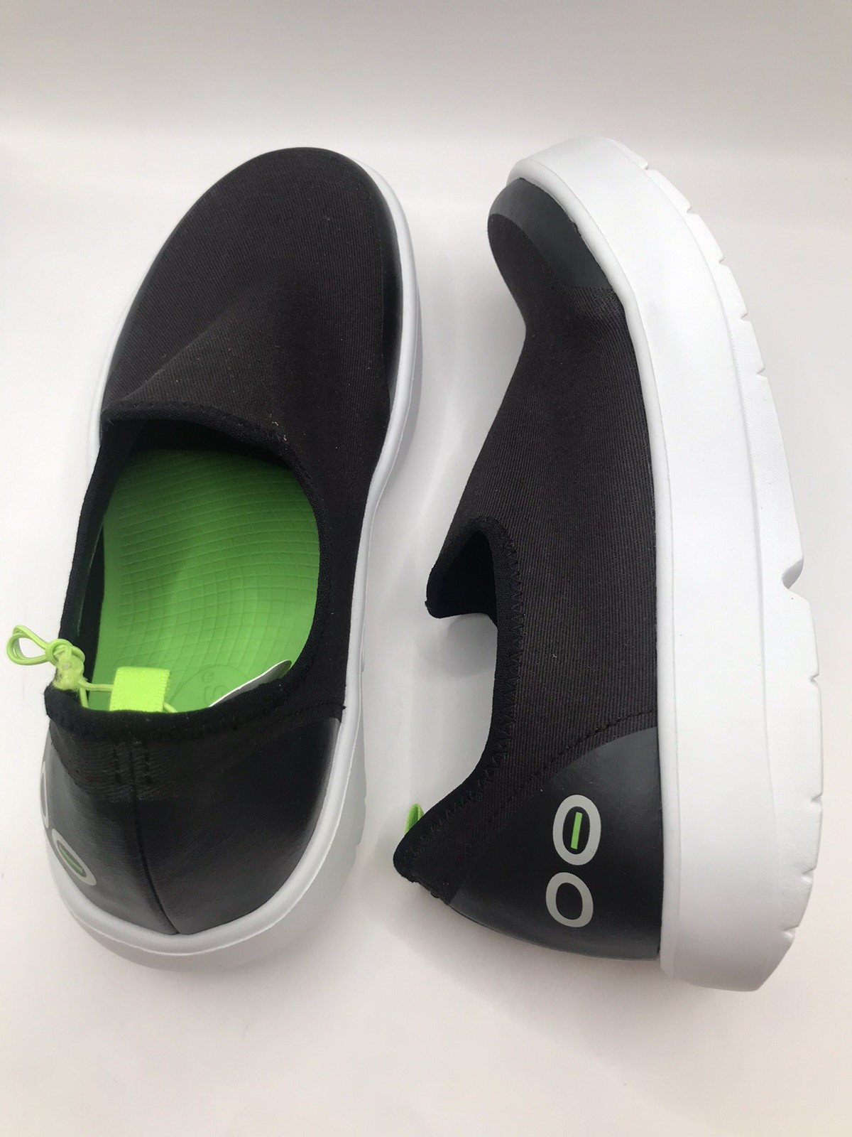WOMEN’S OOFOS BLACK/WHITE OOMG EEZEE SLIP ON RECOVERY COMFORT SHOE SIZE 8.5 NWT