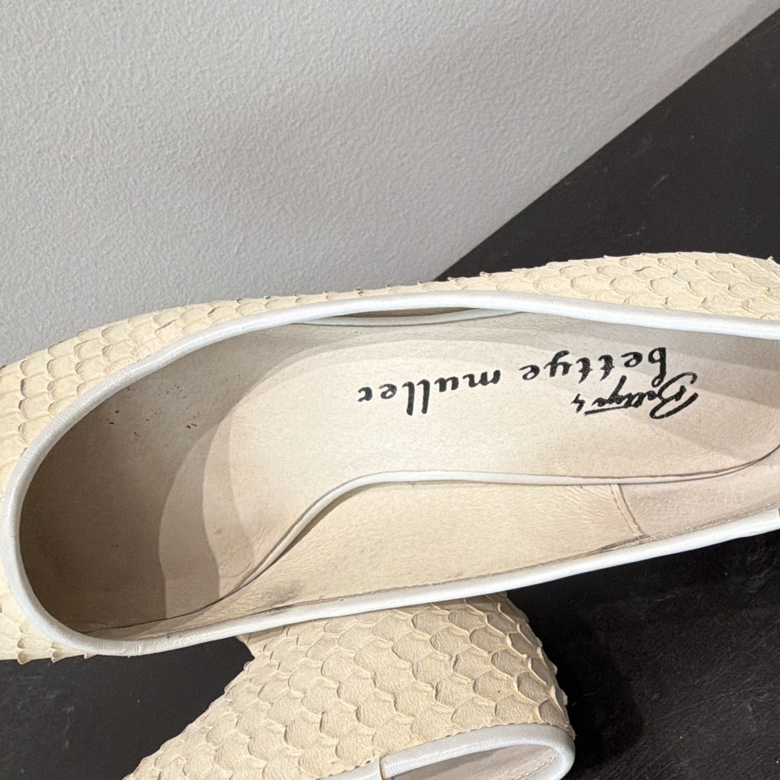 Bettye Muller Ivory Snakeskin Leather Textured Round Toe Slip-On Pumps 7M