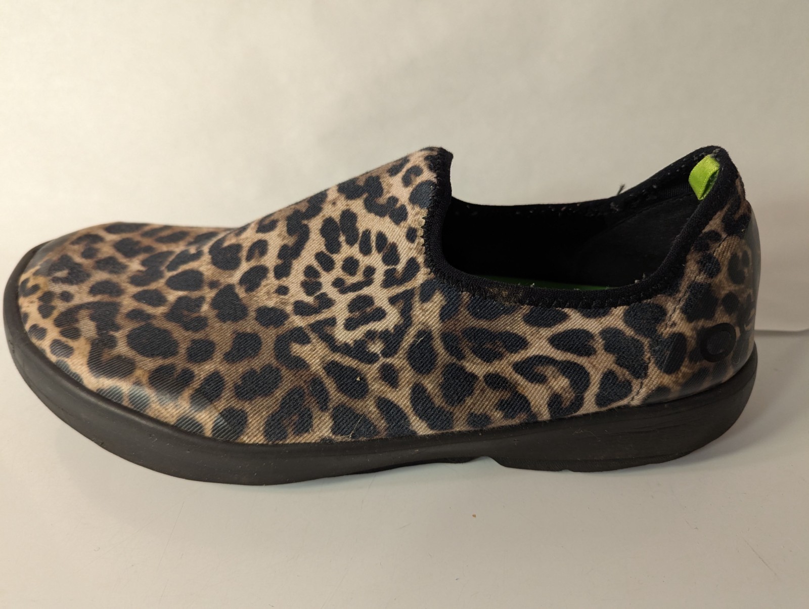 Oofos OOmg Eezee Leopard Print Womens Size 11 Black White Casual Slip On Shoes