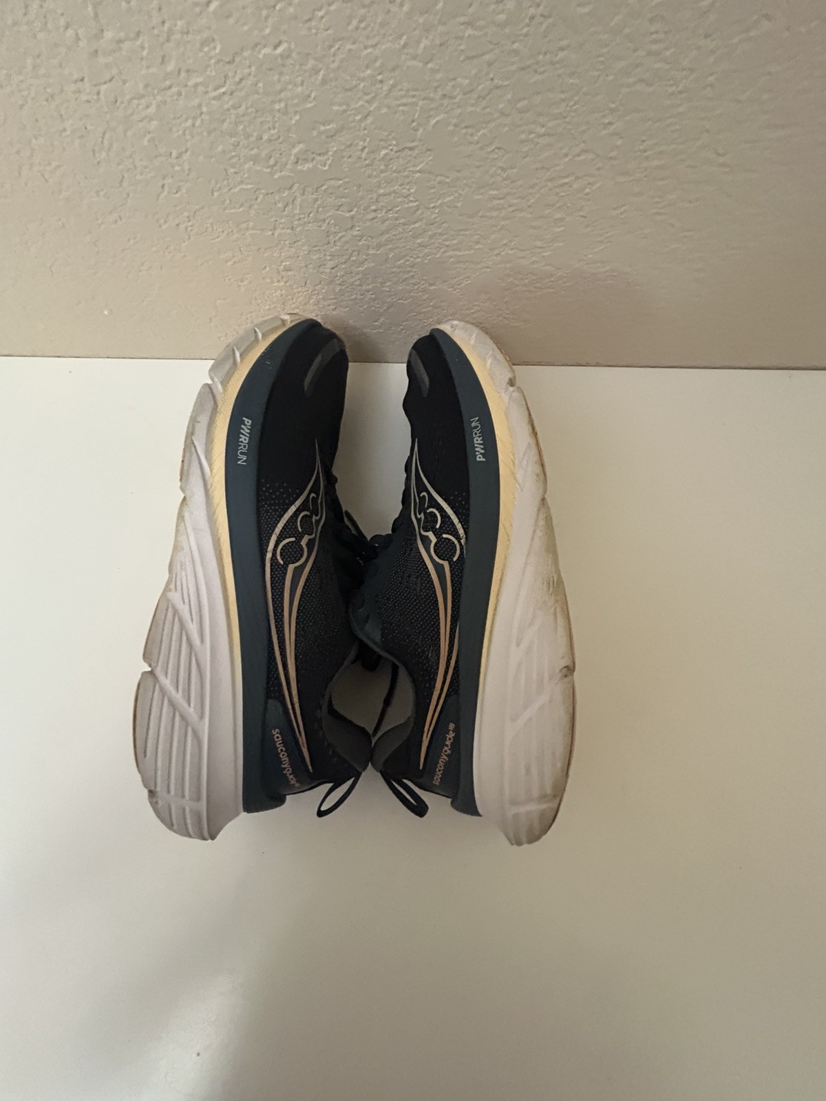 Saucony Guide 18 Women’s size 9.5 Running Shoes S10998-162 ‘navy/apricot’