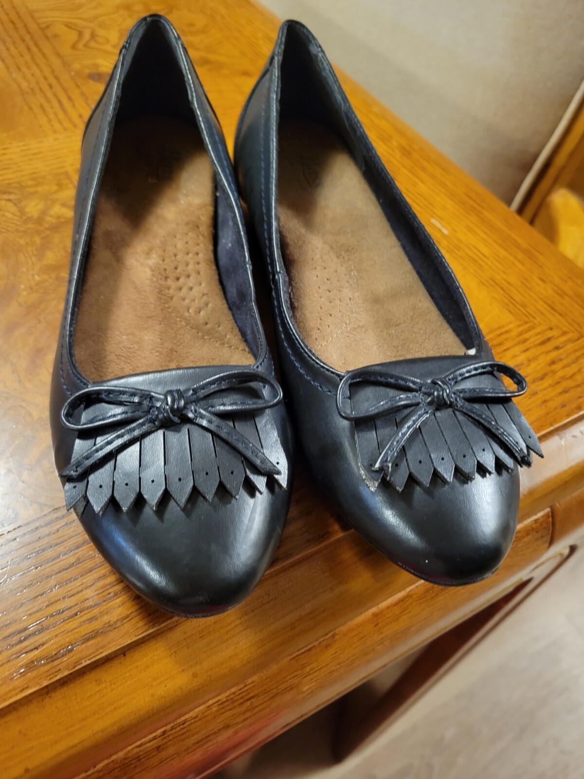 Black Leather Shallow Toe Kilted Flats By BASS Sz 7. Immaculate Condition.