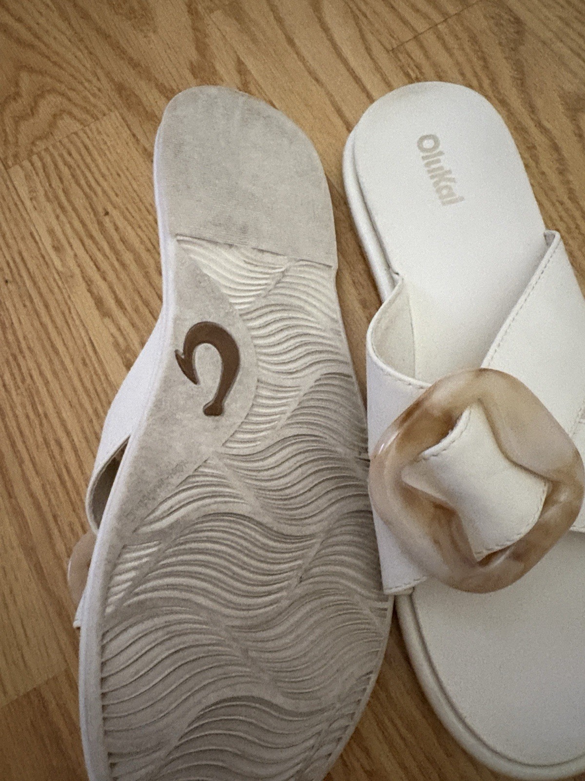 olukai womens 8 Leather Slides