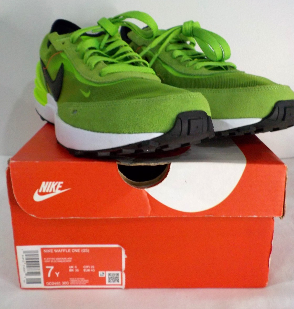 NIKE WAFFLE ONE (GS) DC0481- 300 Electric Green, Black sz 7Y (EUC**L@@K)