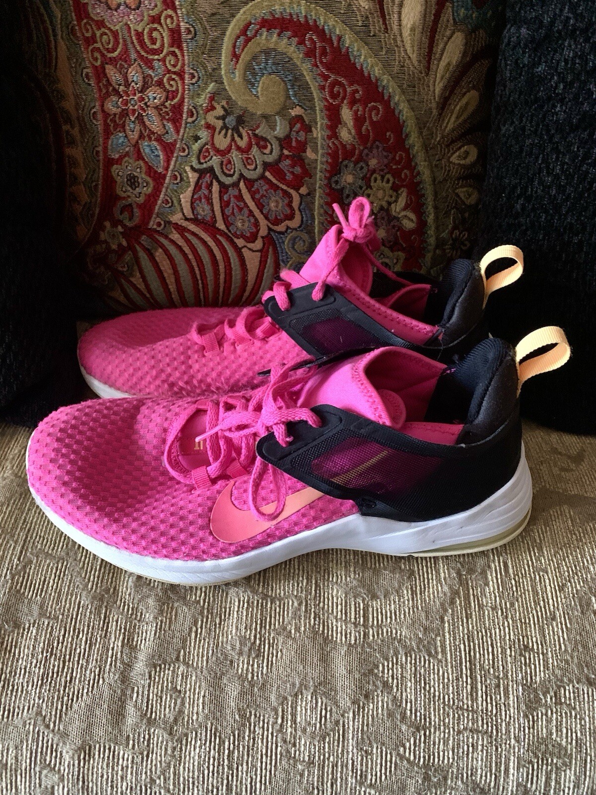 2018 Nike Wmns Air Max Bella Tr 2 Laser Fuchsia Sneakers, Size 9.5