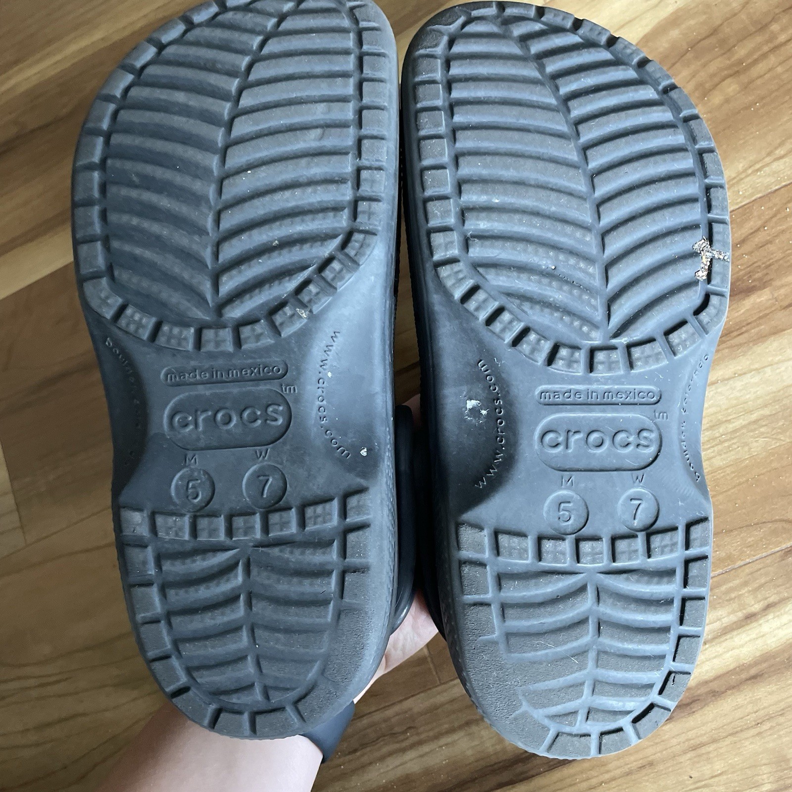 Crocks Navy — Men’s 5, Women’s 7