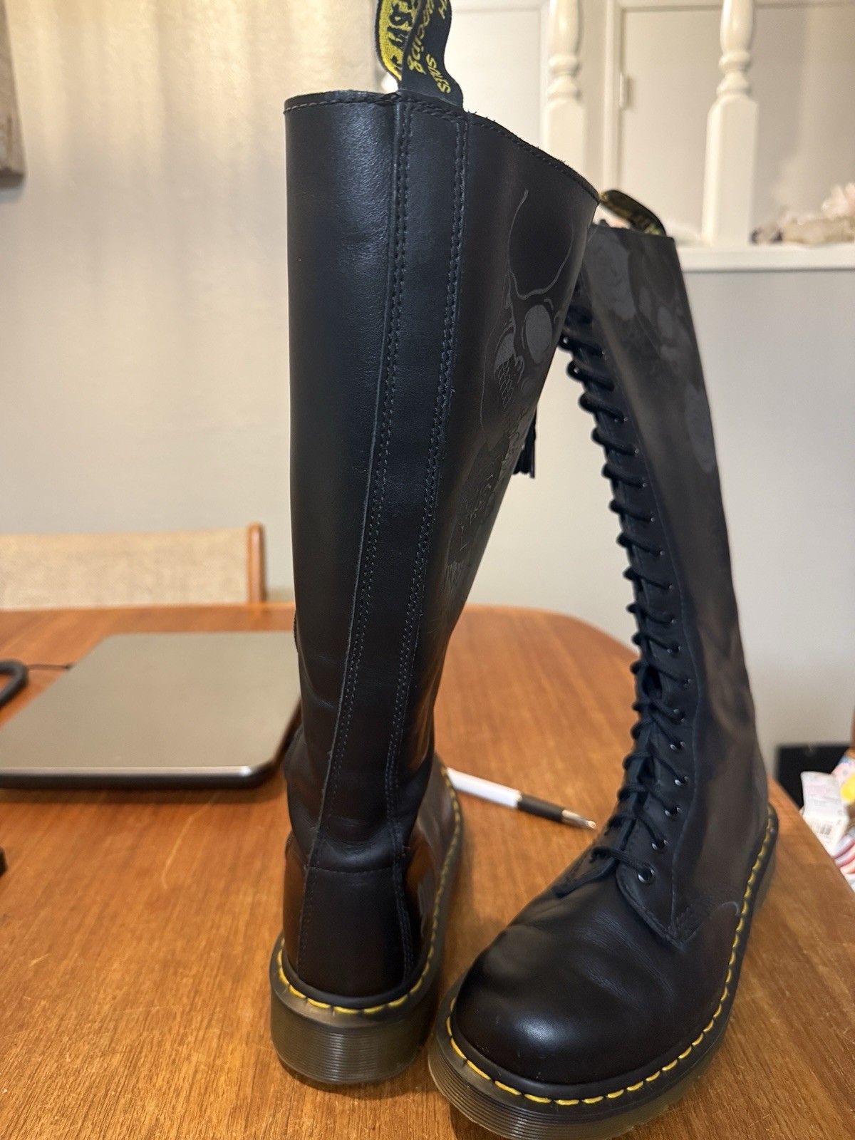 VTG 2009 Dr. Martens Malibu 20-eye Skull & Rose Boots. Black. Unisex. M-10 W-11