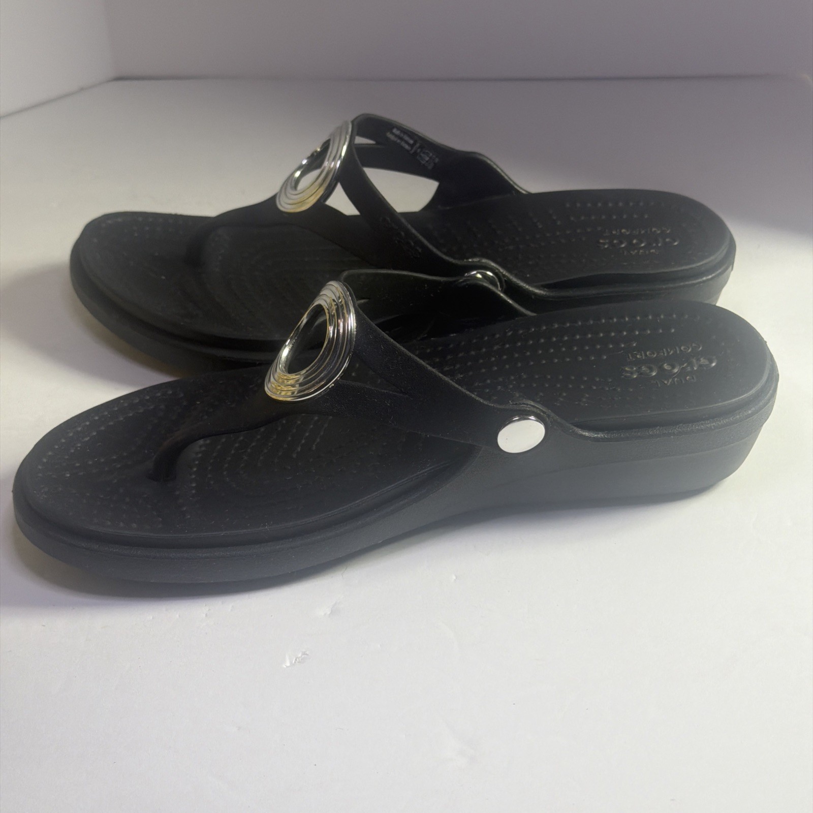CROCS Womens Sanrah Silver Ring Wedge Sandals Black Size 8 Excellent Condition