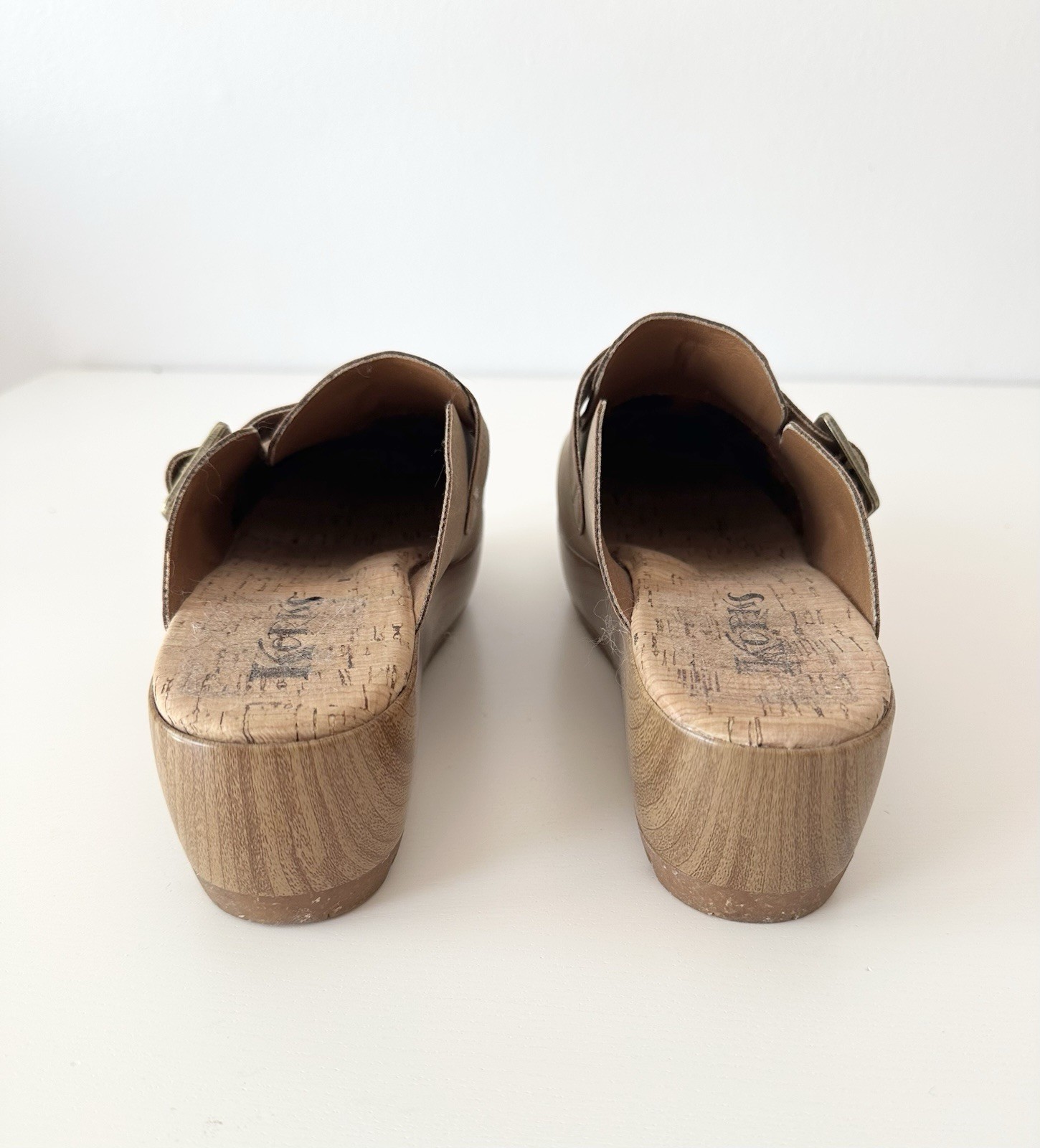 Korks Women’s Beige Leather Buckle Clog Sandals Cork Insole Size 8M