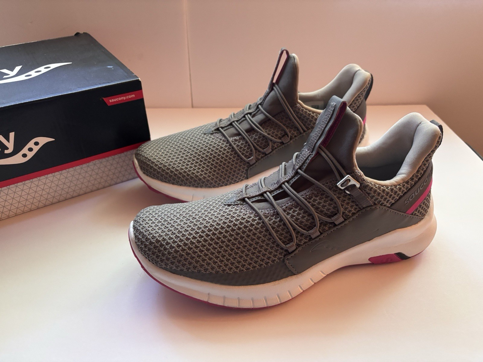Women’s Size 8 – Saucony Stretch & Go Glide Step In Running Shoes Grey & Pink