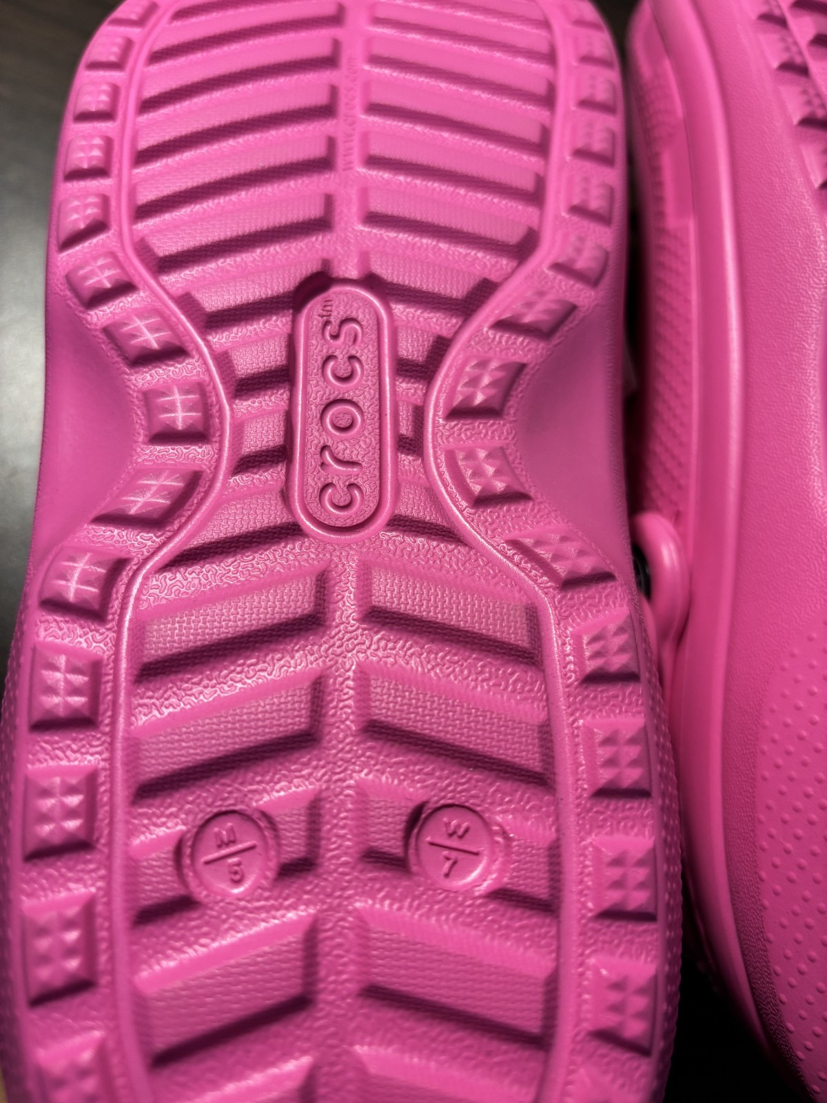 Crocs Hot pink fur lined clogs womens 7 (Never been worn)