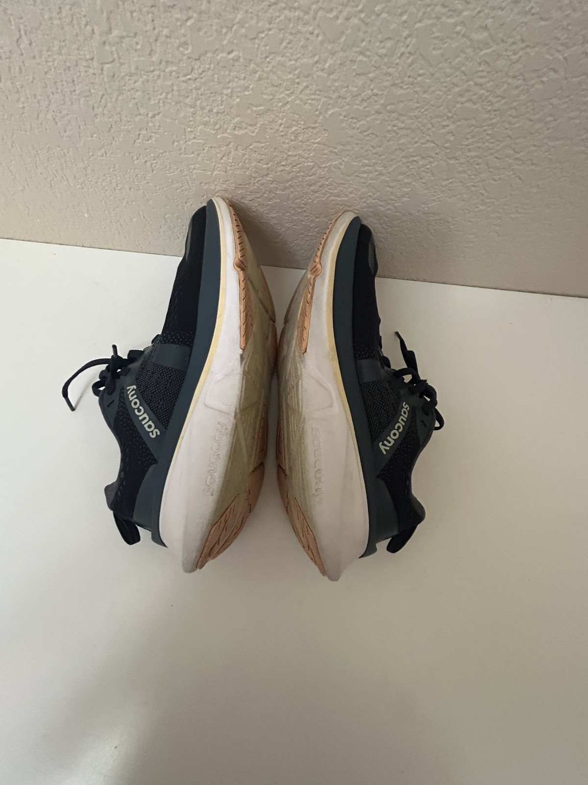 Saucony Guide 18 Women’s size 9.5 Running Shoes S10998-162 ‘navy/apricot’