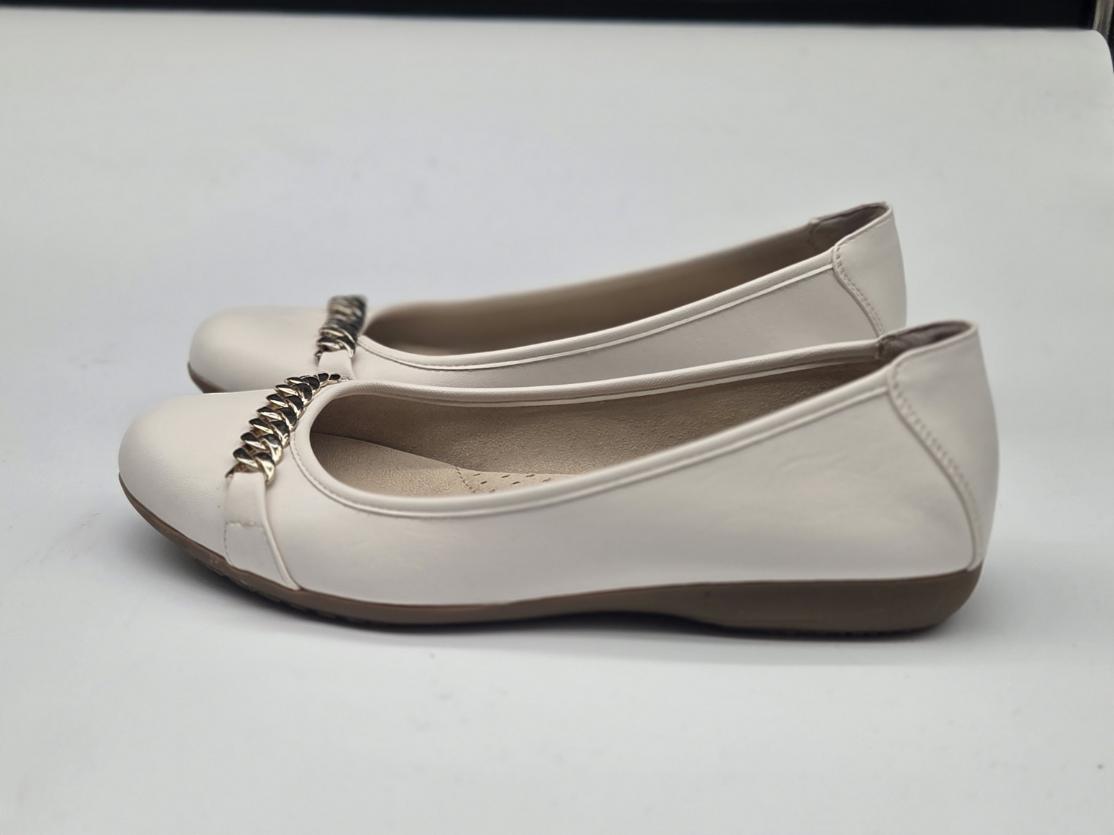 Cliffs By White Mountain Charmed Shoes Size 10 M Off White Gold Chain Flat Shoe