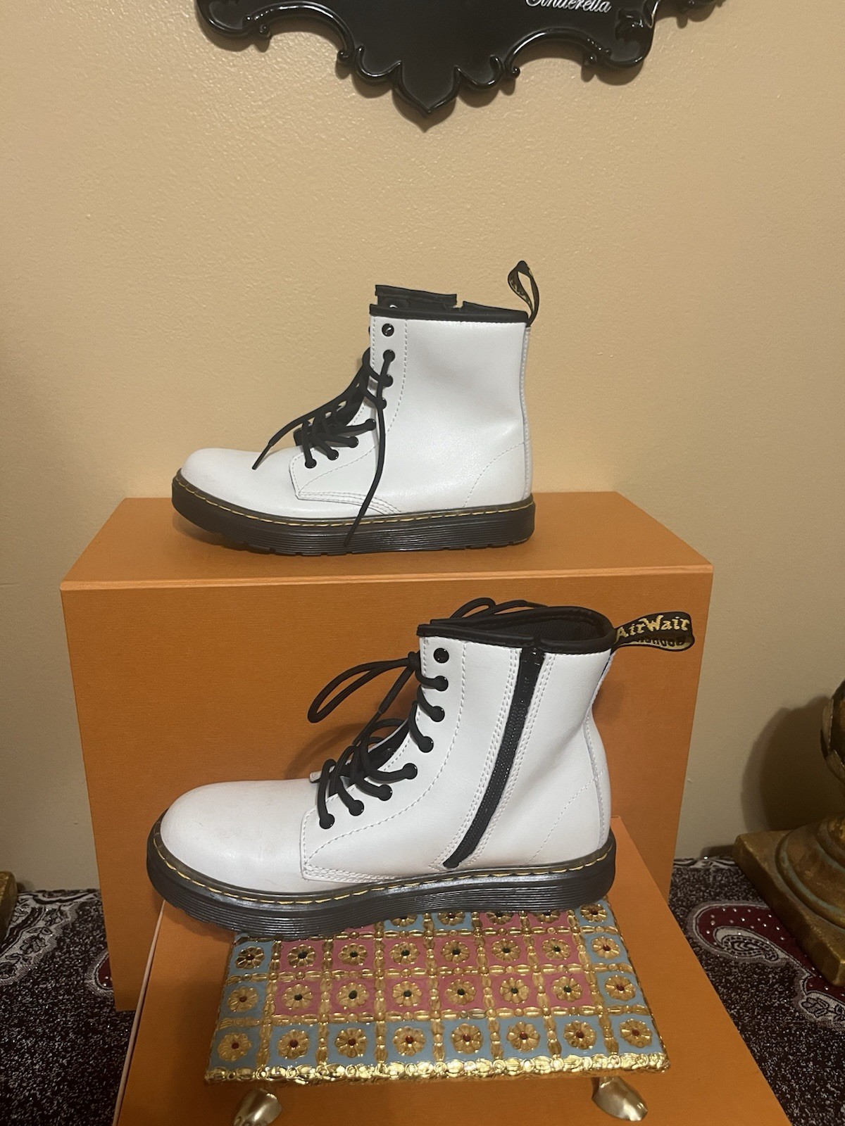 Dr. Martens Zavala T Lamper Combat Boot in White Leather Unisex M 4 / W 5