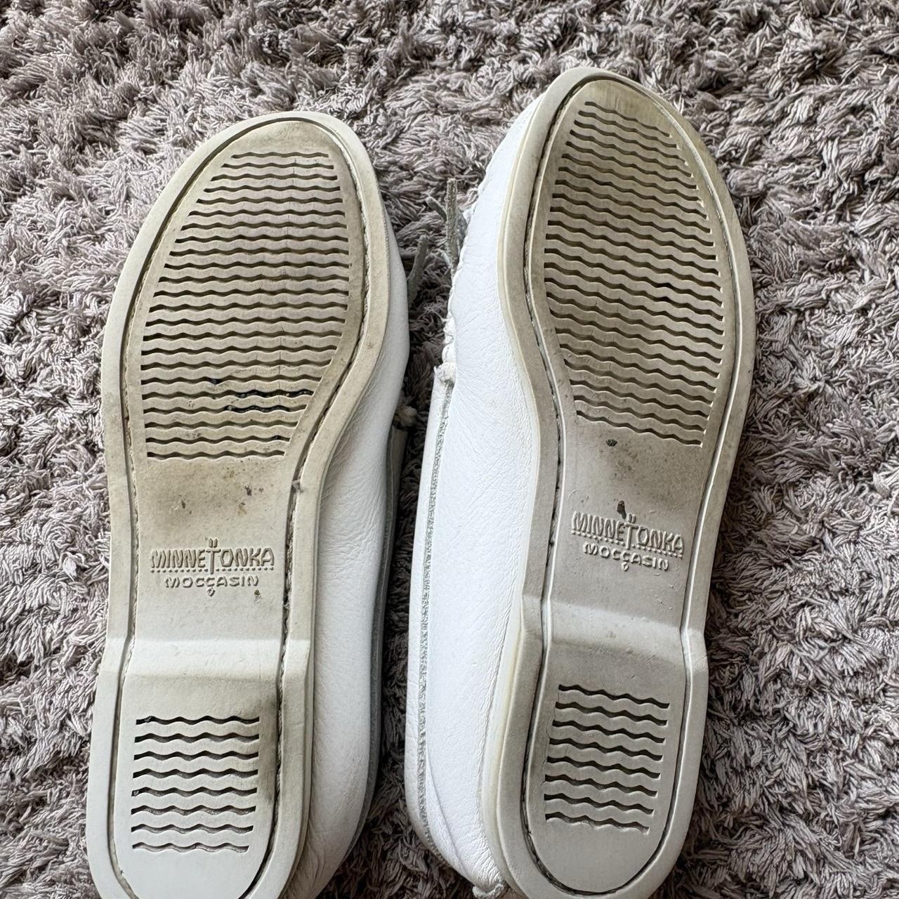 Minnetonka Women’s White Leather Slip-On Moccasin Flats Fringe Beaded US 8