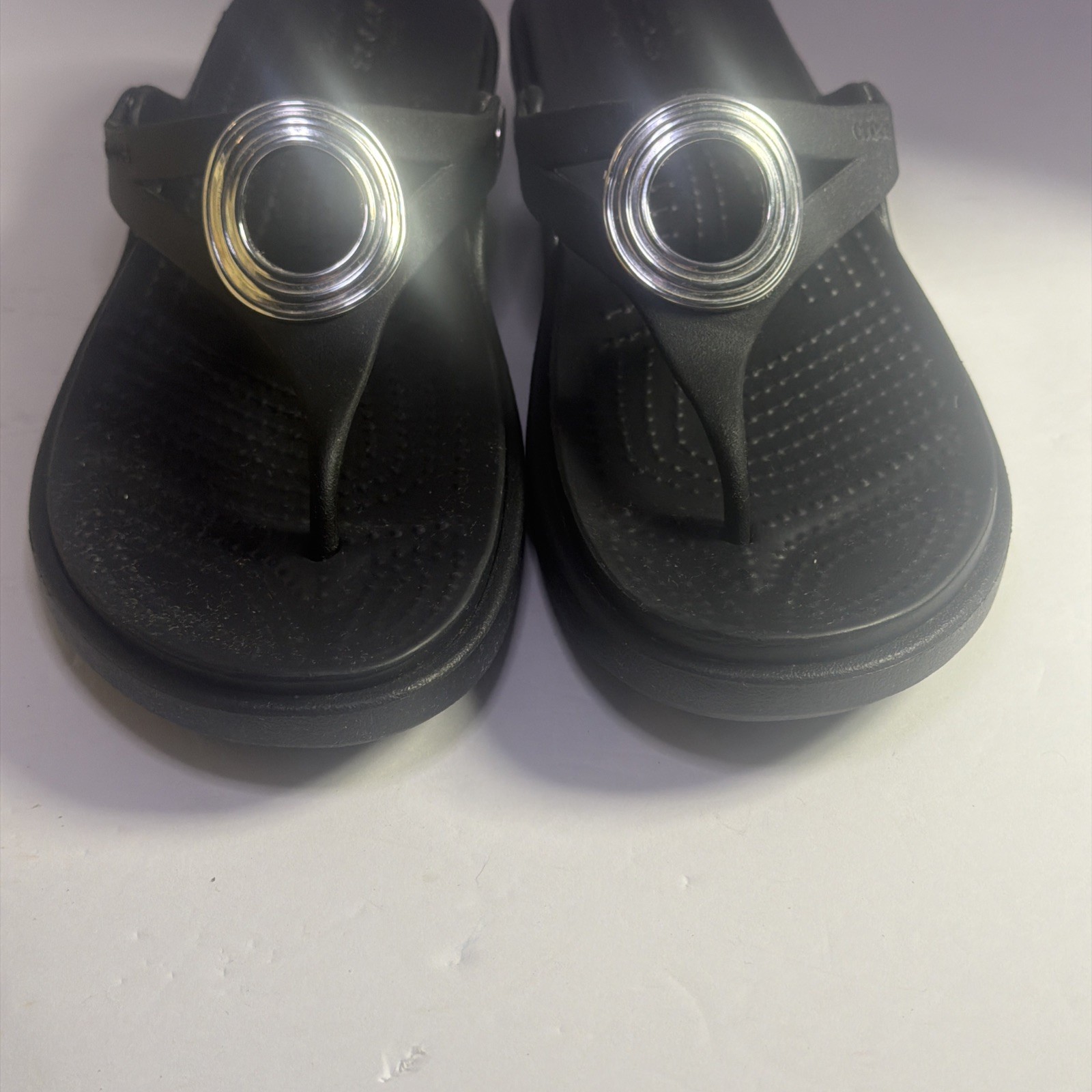CROCS Womens Sanrah Silver Ring Wedge Sandals Black Size 8 Excellent Condition