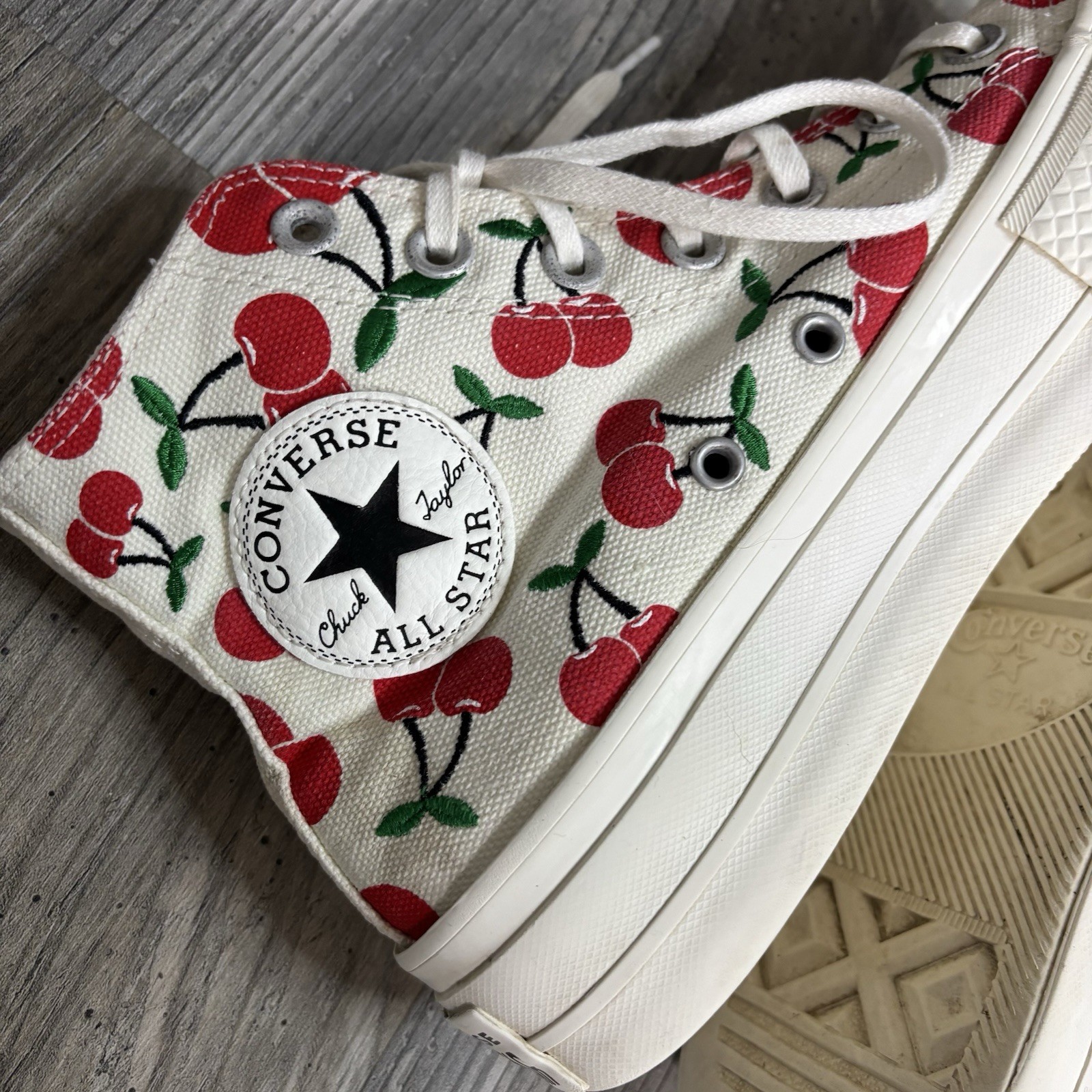 Converse All Stars Cherries Platform Chuck Taylor Hightops Women’s 7