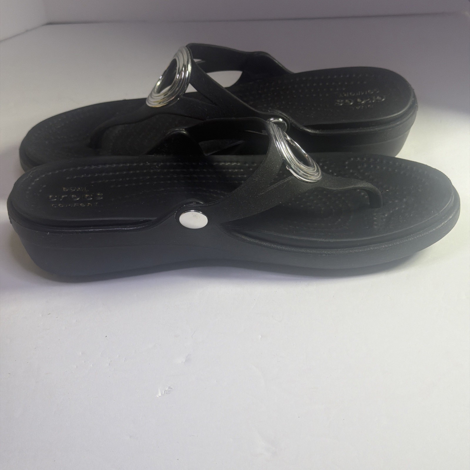 CROCS Womens Sanrah Silver Ring Wedge Sandals Black Size 8 Excellent Condition