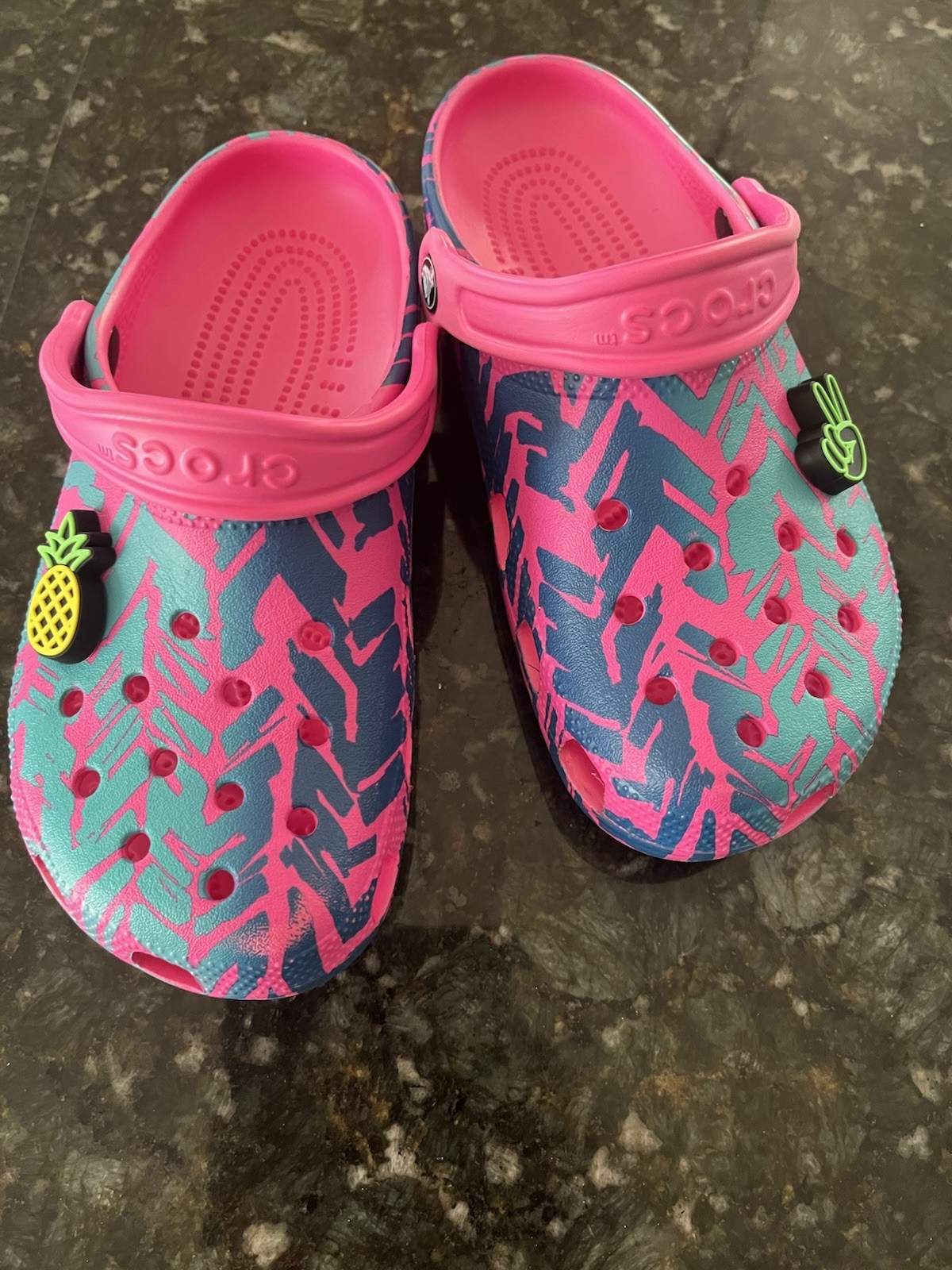 Crocs Classic Kids Clog Sandals Abstract Pink Blue Green Slip-On women Sz 7