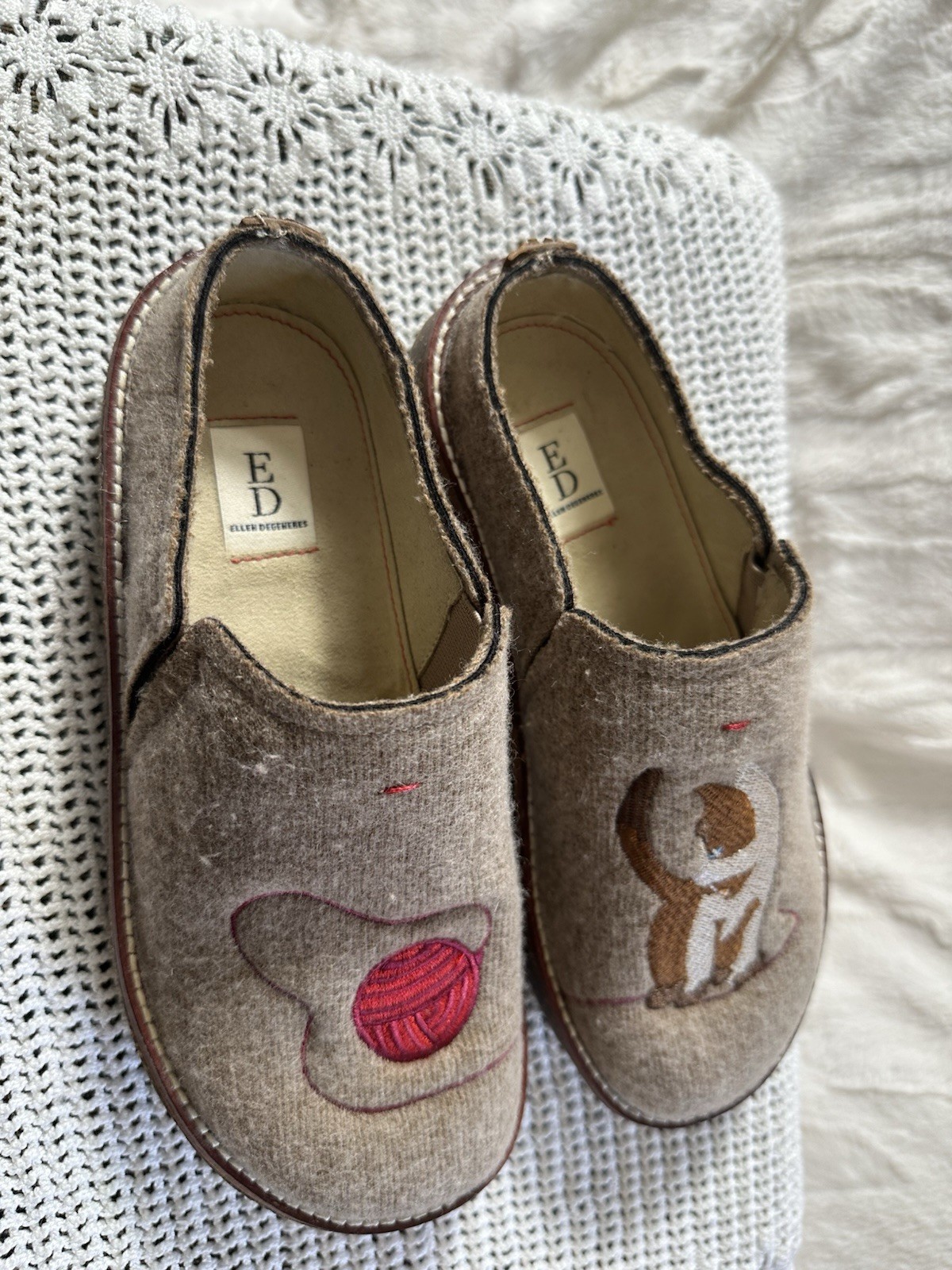 ED Ellen DeGeneres Embroidered Cat Yarn Slip-On Slippers Brown Women’s Size 5.5