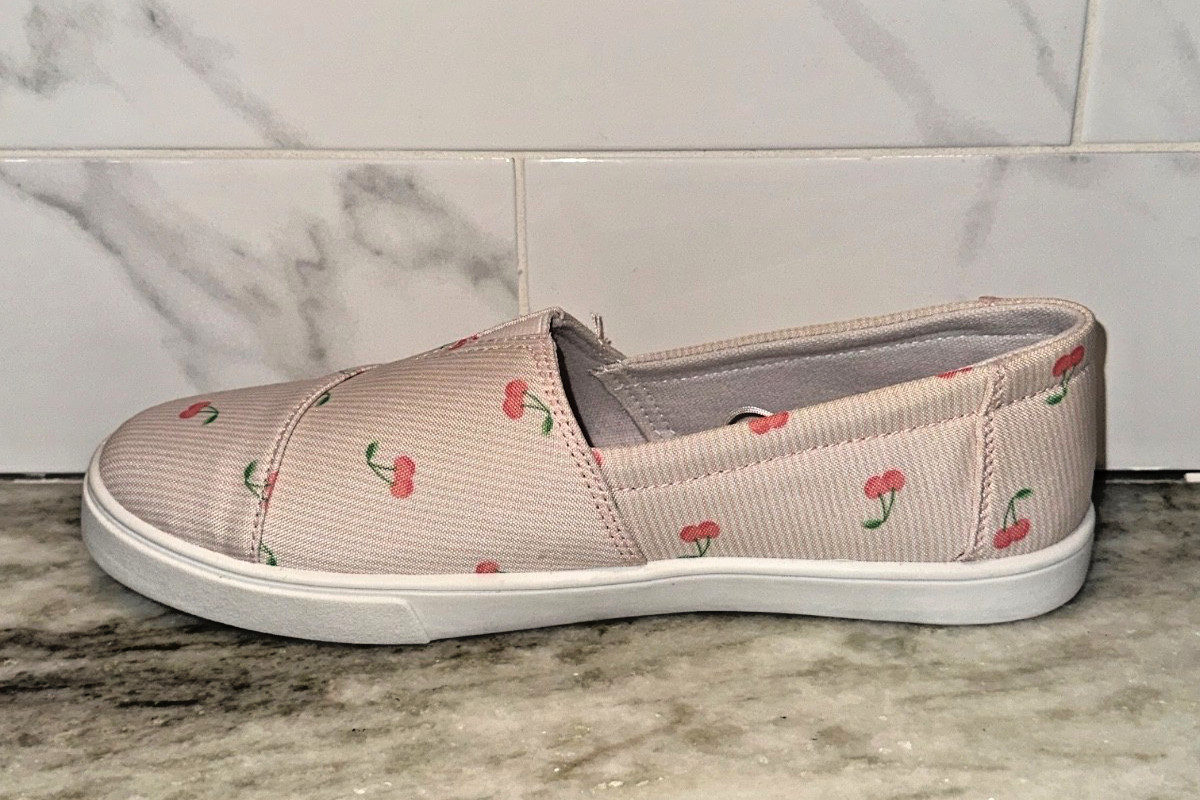 Isaac Mizrahi Womens Cherry Stripe Print CANVAS SNEAKERS Slip Ons Size 8.5 NEW