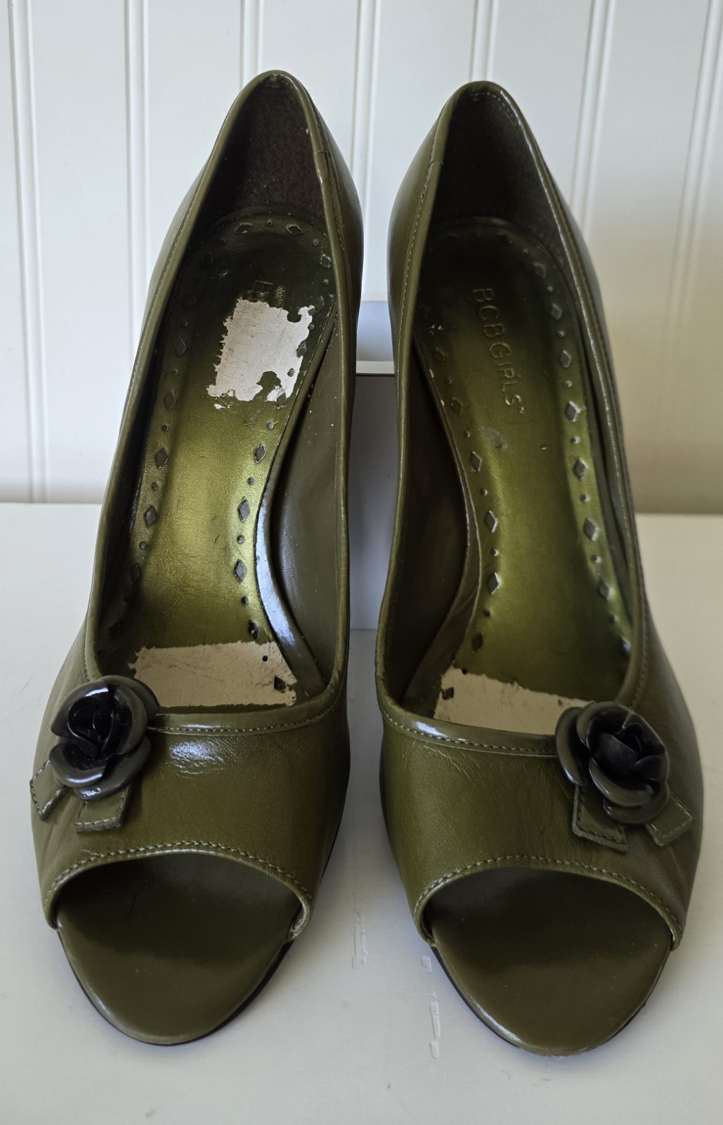 BCBG Girls Olive Green Peep-Toe W Wooden Heel Pump & Flower Applique Womens S 8