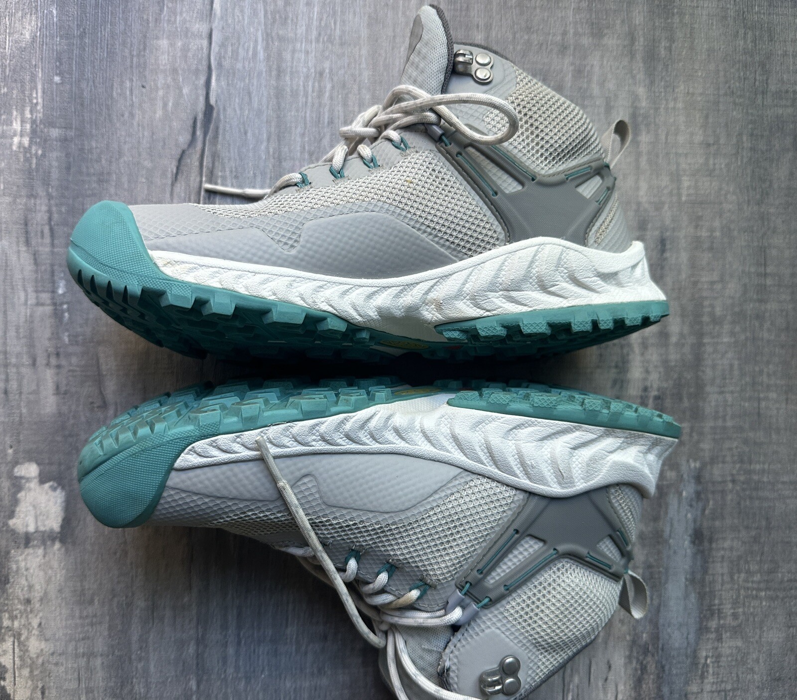 KEEN Nxis Evo Mid Height Waterproof Size 7 US Women’s Hiking Boots