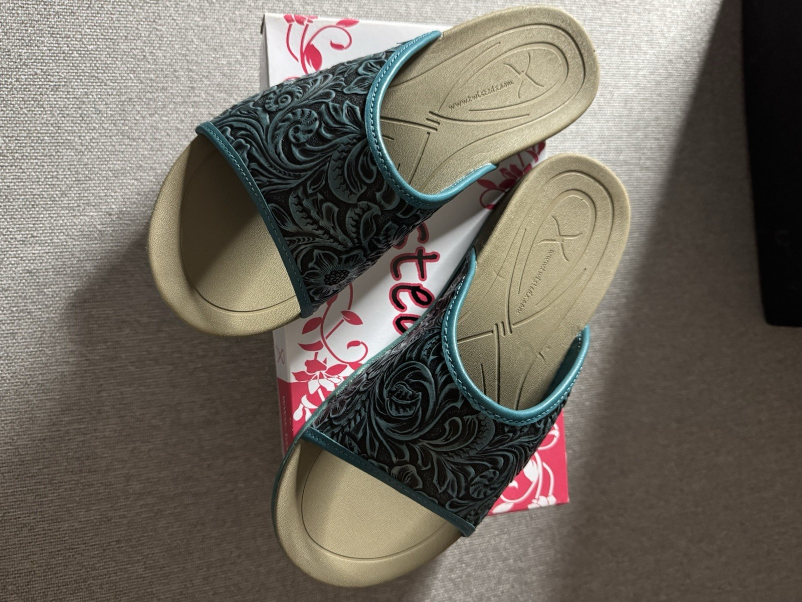 Twisted X Women’s Teal Color Slide Sandals Size 8 Tooled Leather Top Summer Shoe