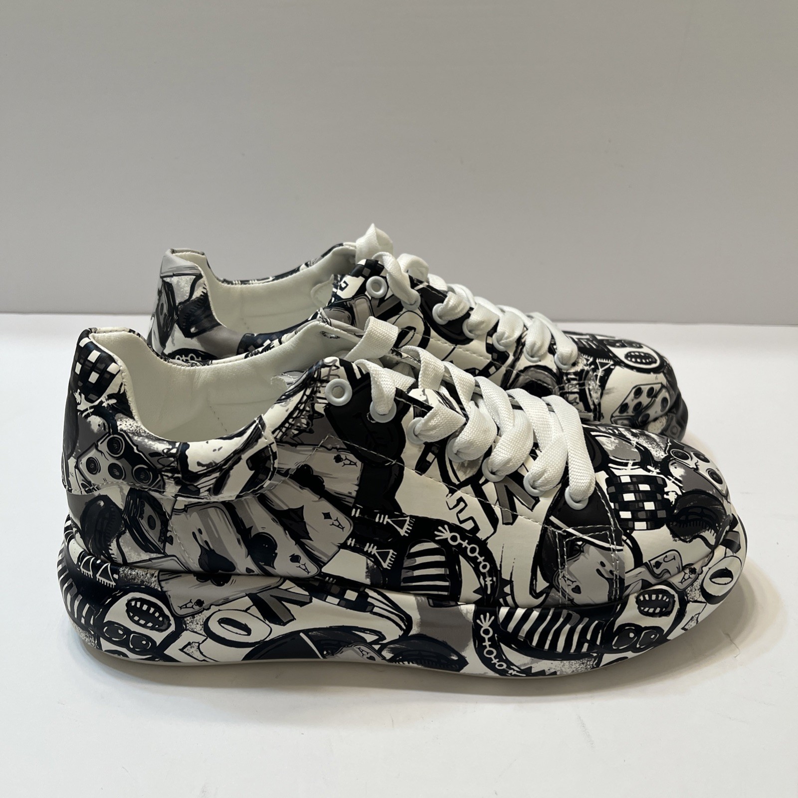 Funky Sneaker Graphics Women’s 8.5 Black White Gray Love Card Heart LaceUp NWOT