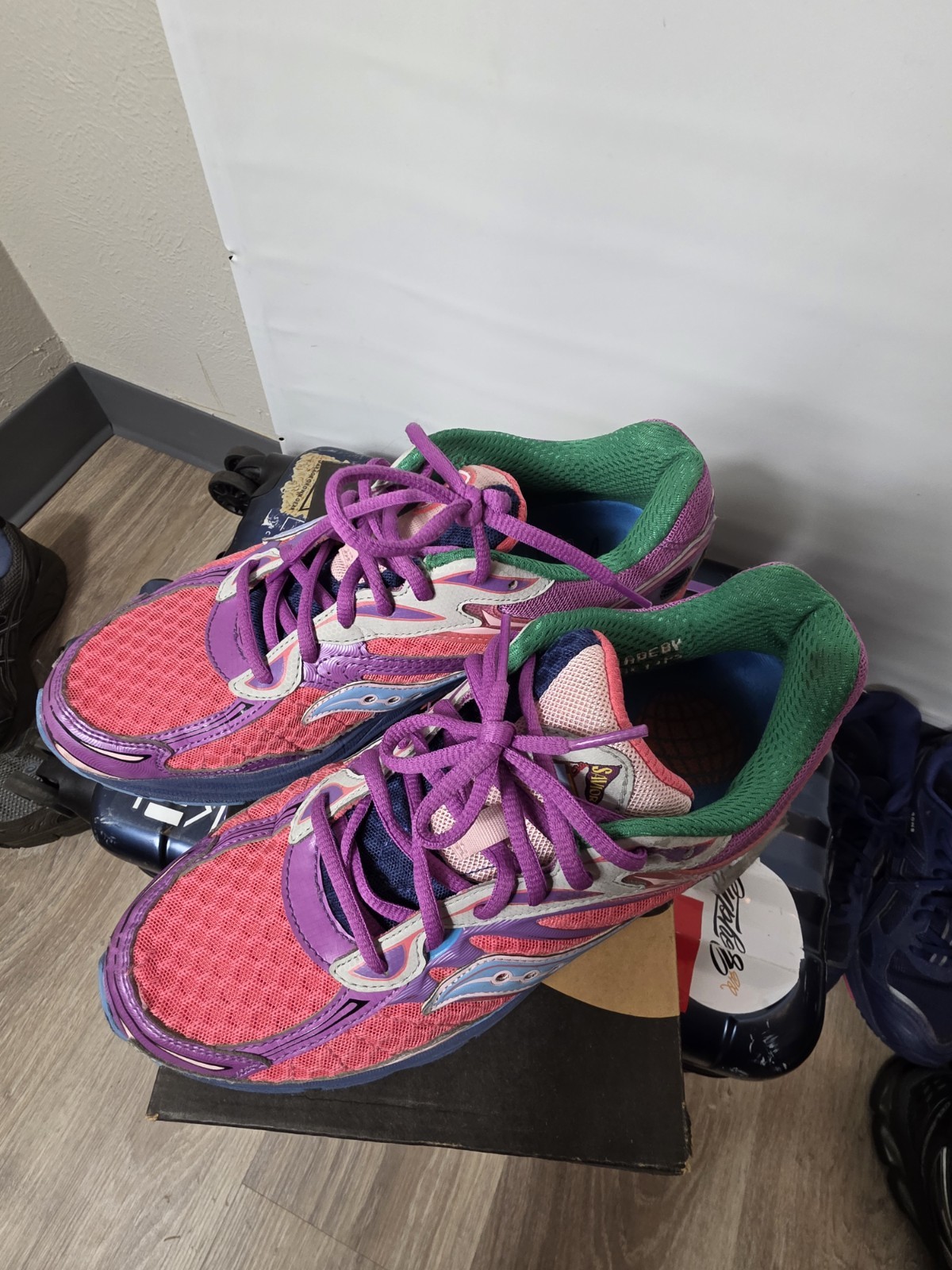 Saucony ProGrid Omni 9 Jae Tips B Boy Colorblock Running Sneakers Pink/Purple