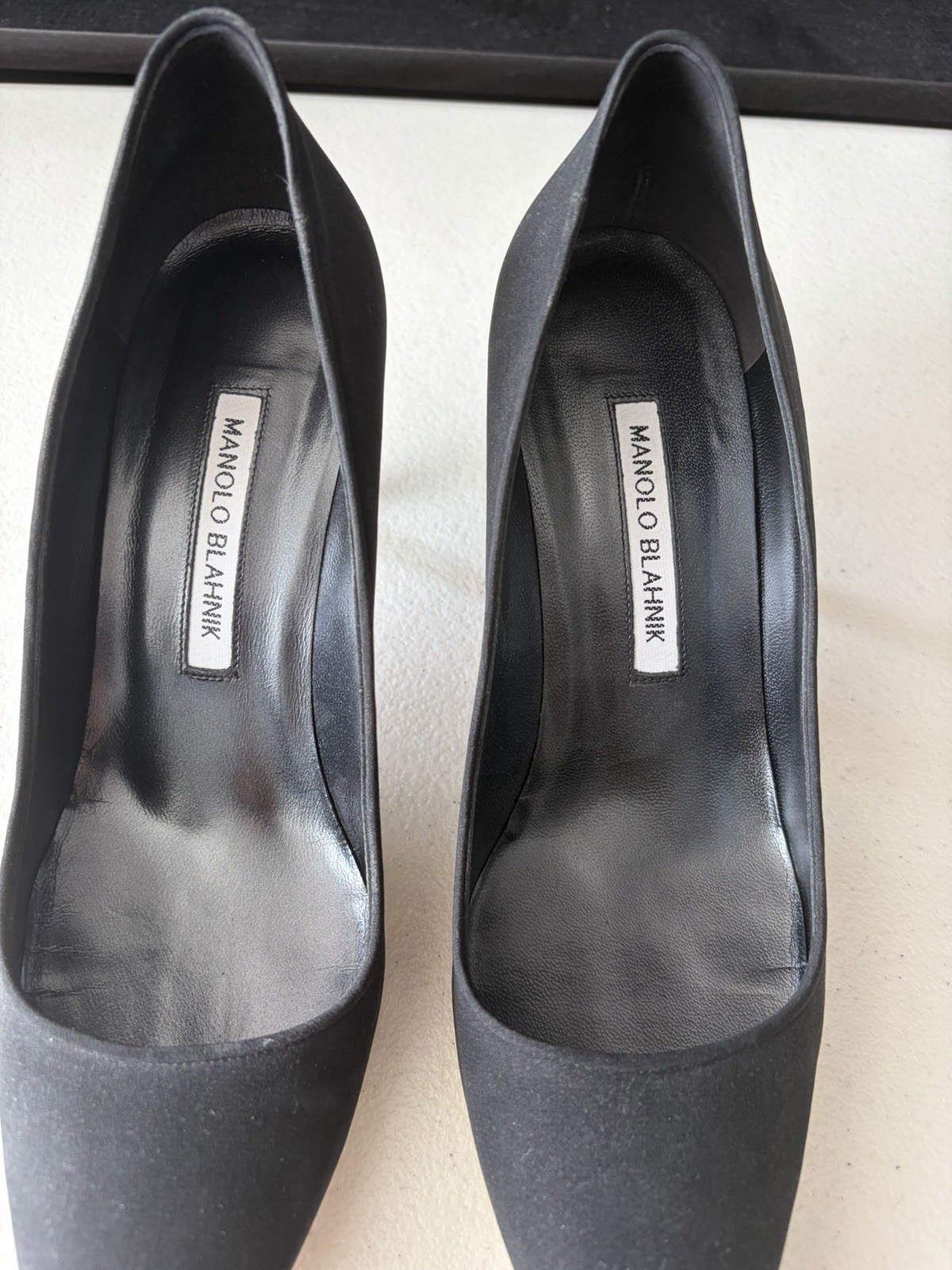 Manolo Blahnik Women’s Black Crepe Pointed Toe Heels Shoes Pumps Size 8.5 39.5