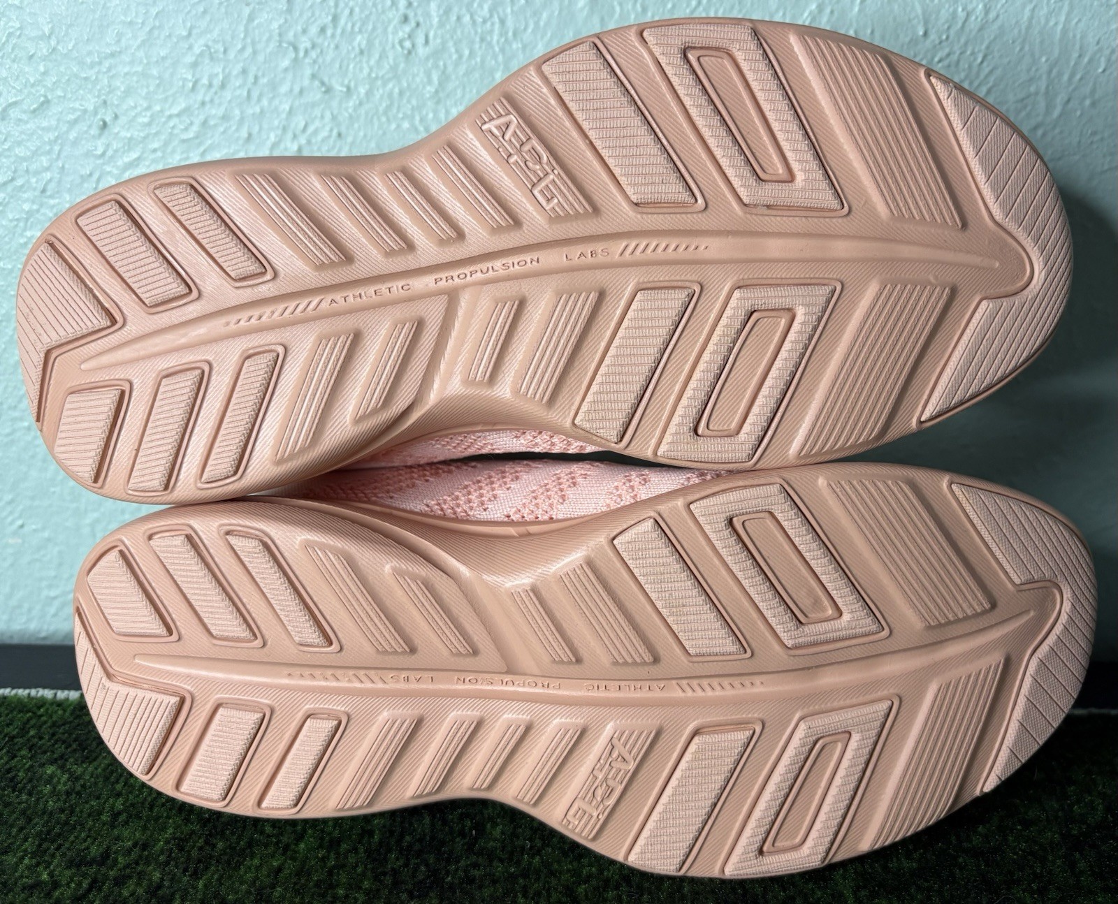 US Women’s 7 – APL Techloom Pro “Blush” 22002, ALO Yoga