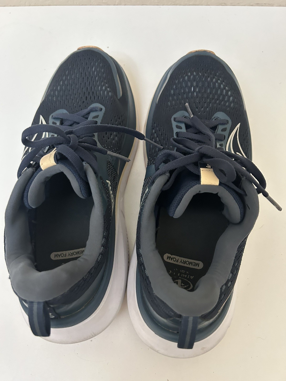 Saucony Guide 18 Women’s size 9.5 Running Shoes S10998-162 ‘navy/apricot’