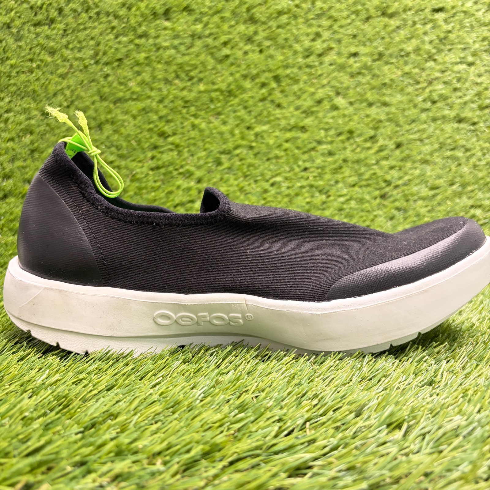 OOFOS OOmg eeZee Low Womens Size 9 Black Casual Walking Slip On Recovery Shoes