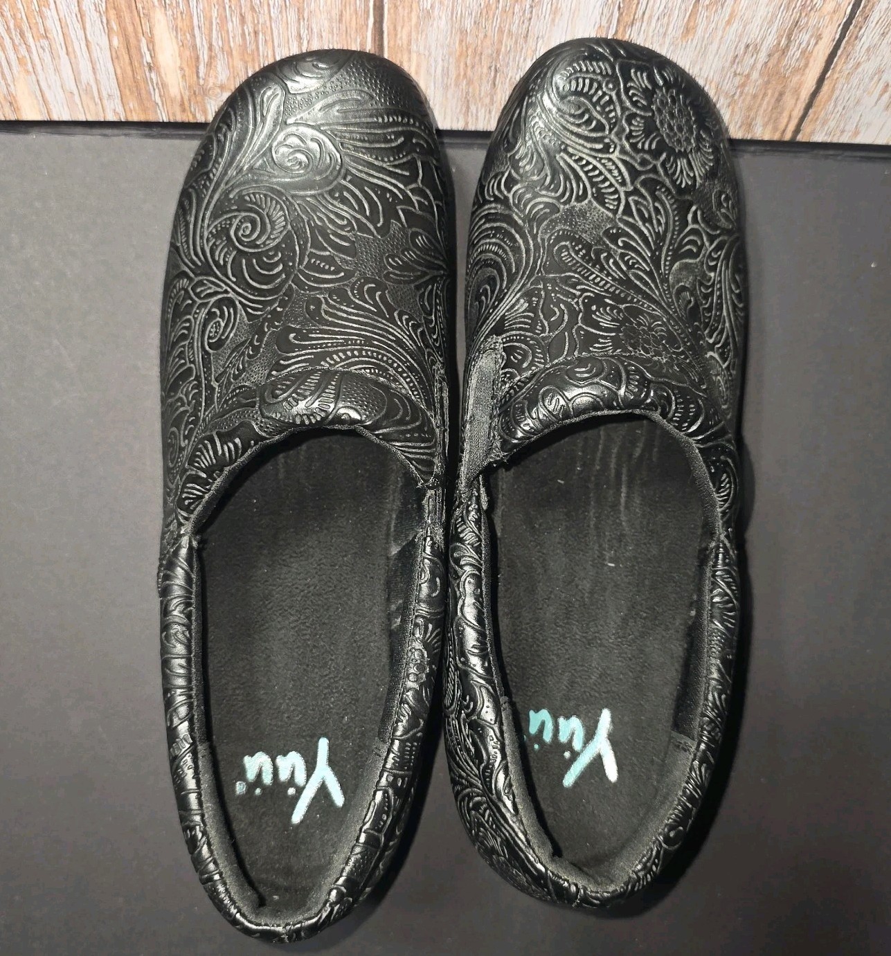 Yuu Bethanee Black Tooled Embossed Leather Floral Paisley Clogs Slip-On Shoes 8W