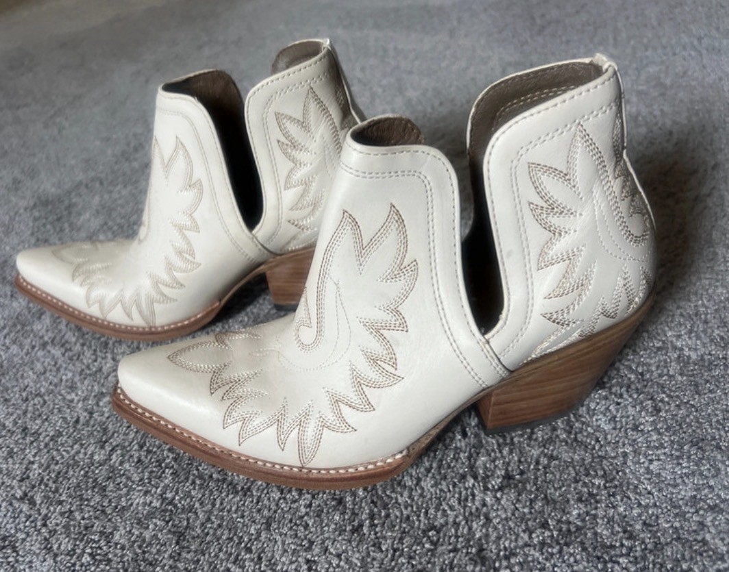 Women’s Ariat Women’s Dixon Ivory Leather Western Bootie 9