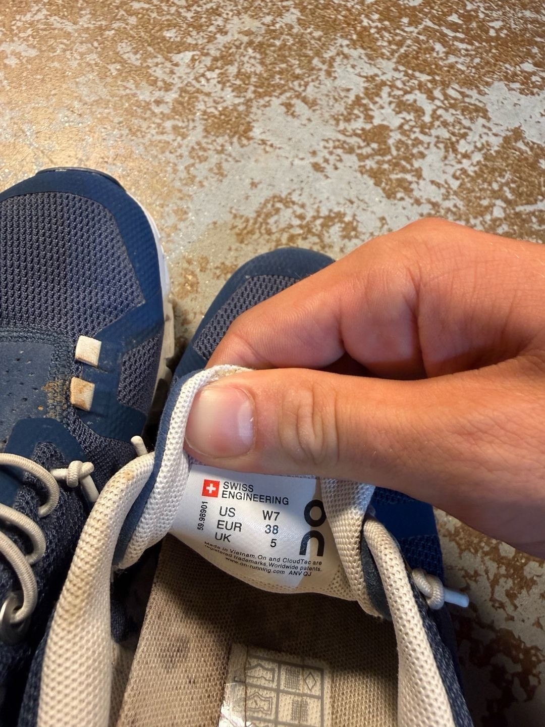 On Cloud 5 Women’s Running Shoes in Denim and White