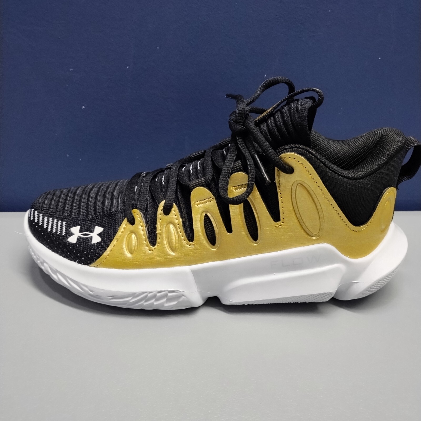Under Armour Flow Breakthru 4 Basketball Shoes 6.5 Womens Black Gold 3026641-001