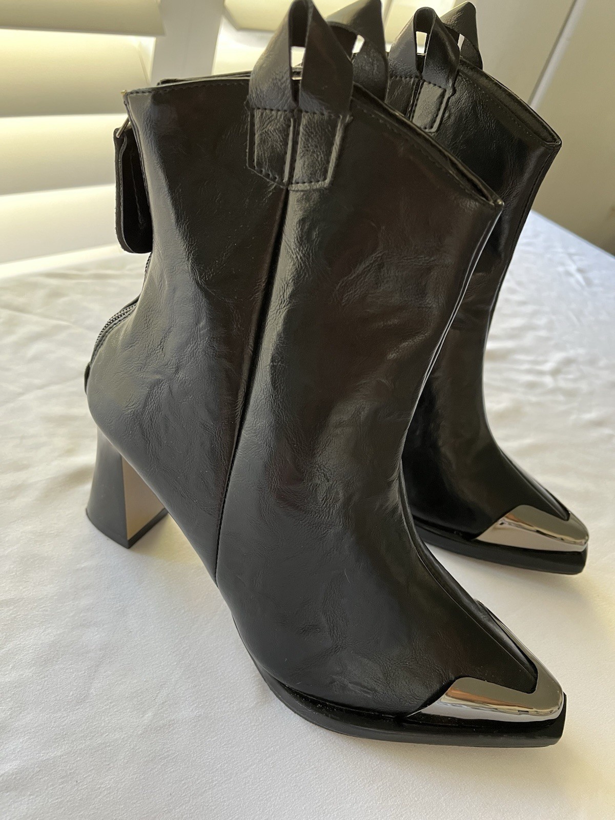 Women’s Black/Silver Faux Leather Zip Ankle Bootie Pointed Toe Cap Toe 42