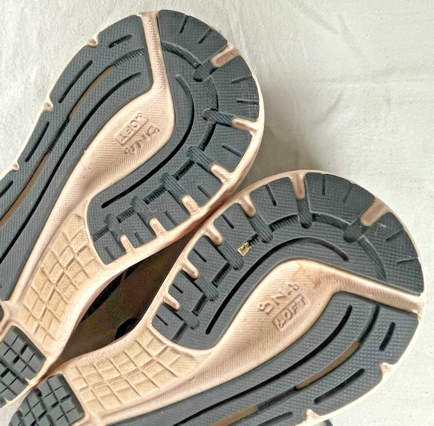 Brooks Glycerin 19 Women’s 8 B (Med) Running Shoes Sneakers Black Metallic Pink